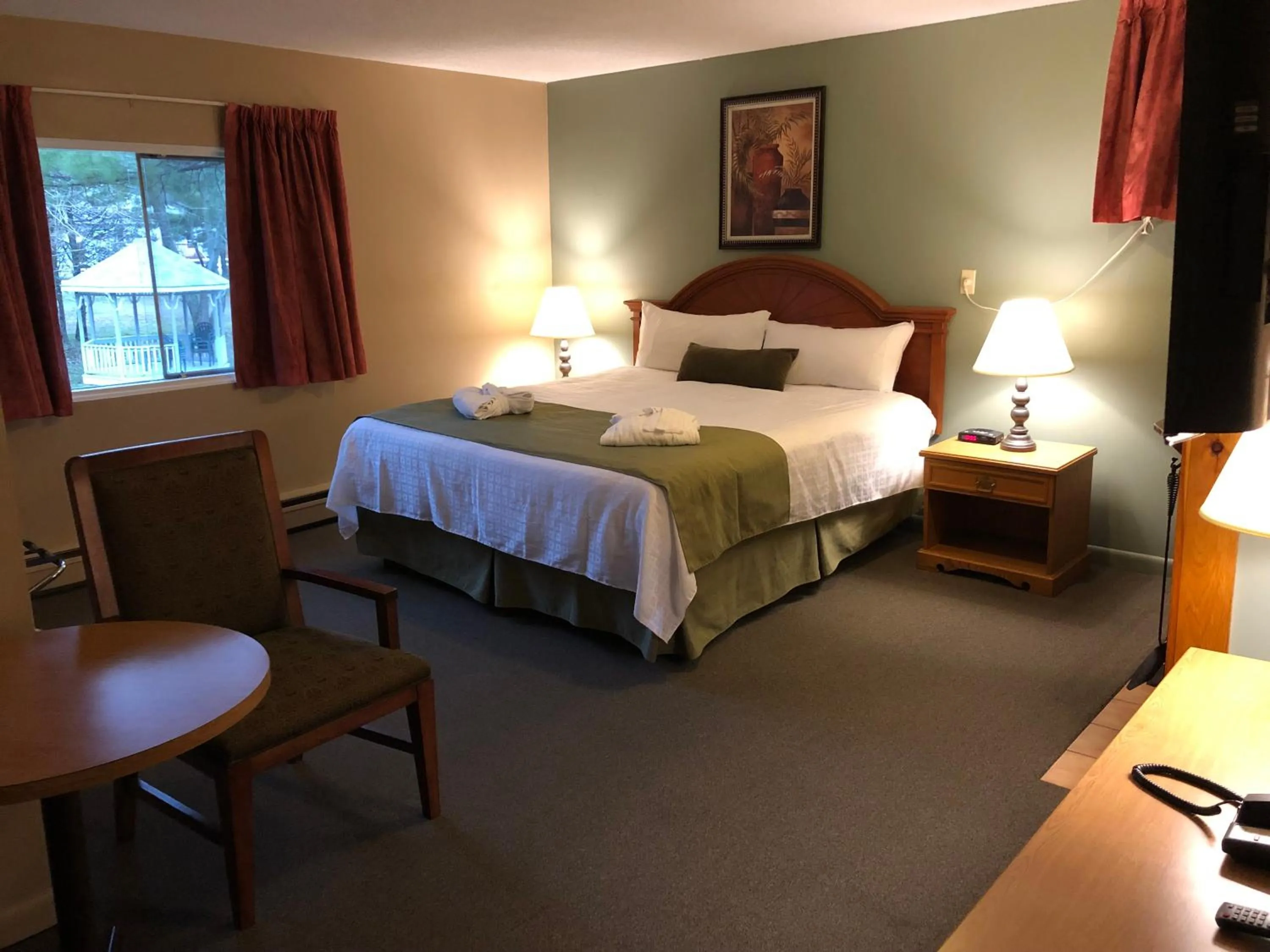 Photo of the whole room in Colonial Resort-1000Islands