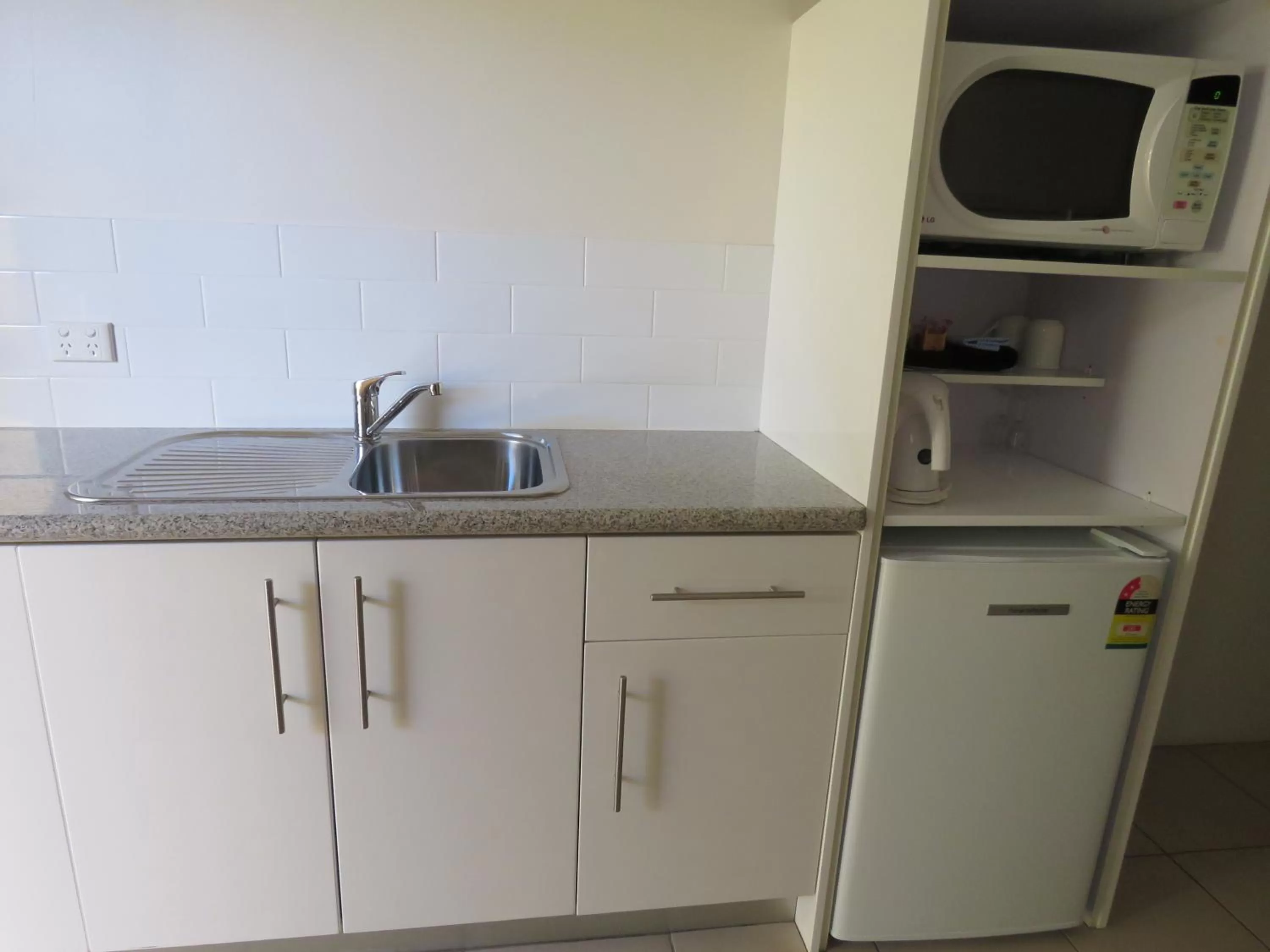 Kitchen/Kitchenette in Emerald Gardens Motel & Apartments