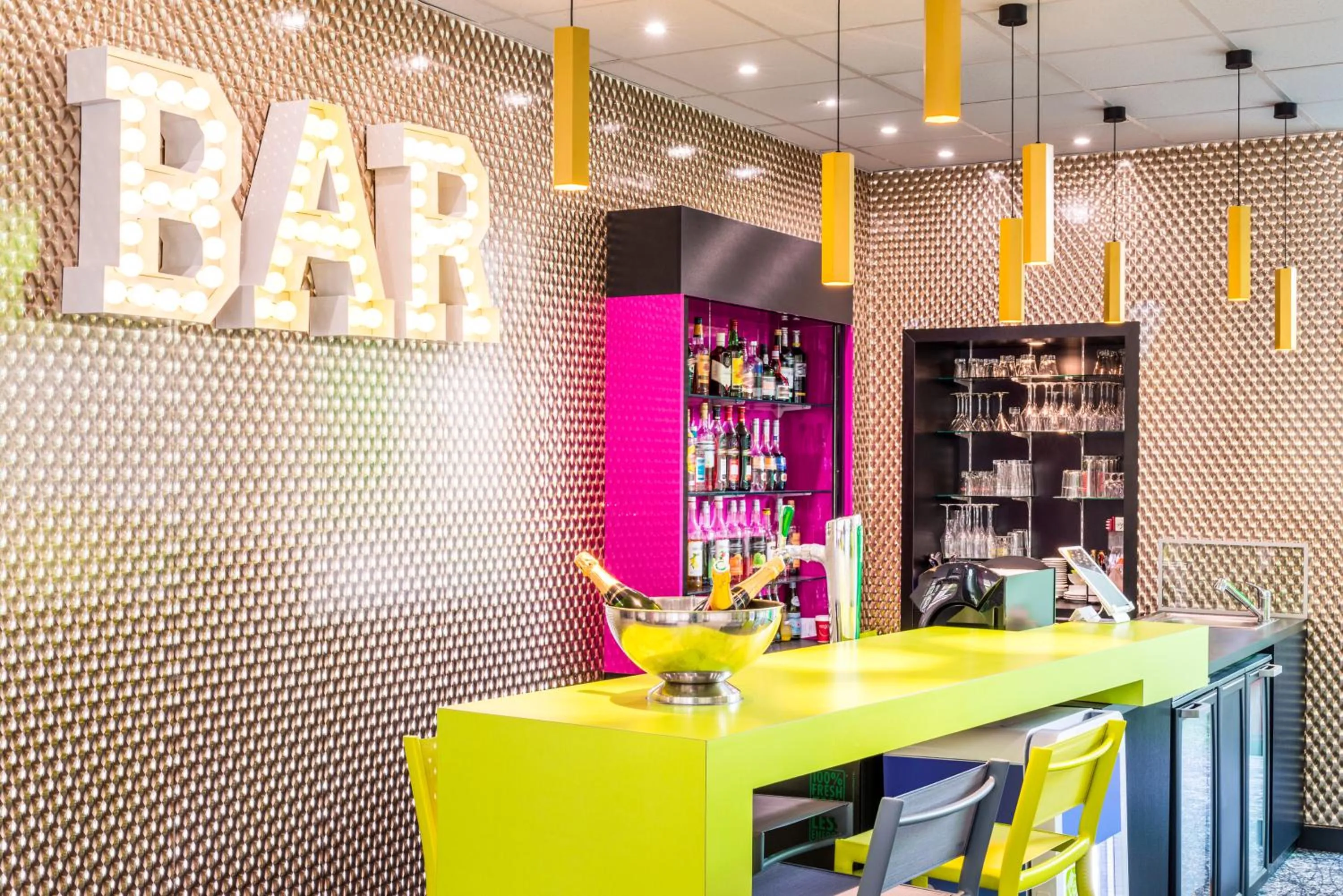 Lounge or bar in ibis Styles Antony Paris Sud