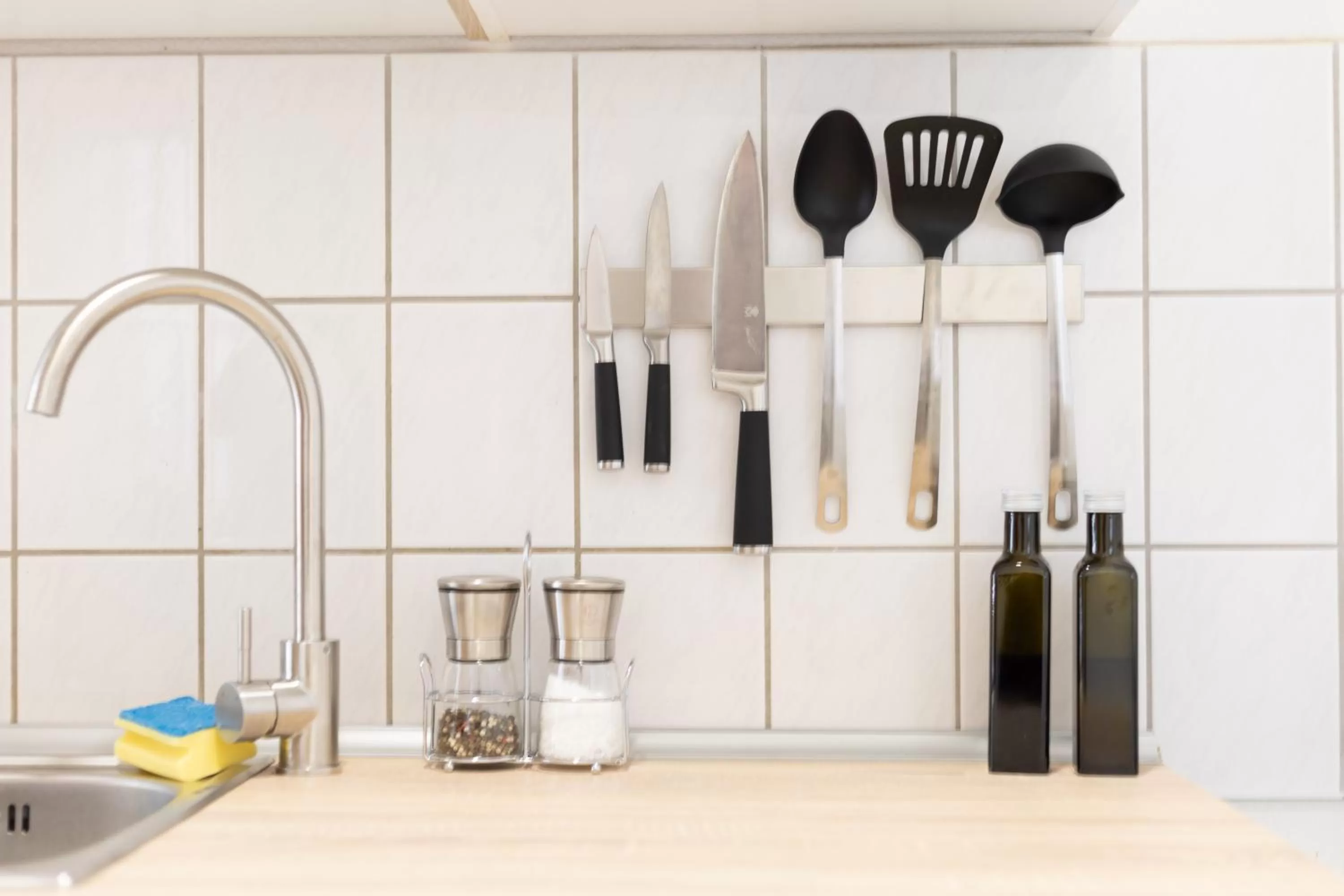 Kitchen or kitchenette, Bathroom in Ko-Living Space an der Oper - Street Art Design Apartments