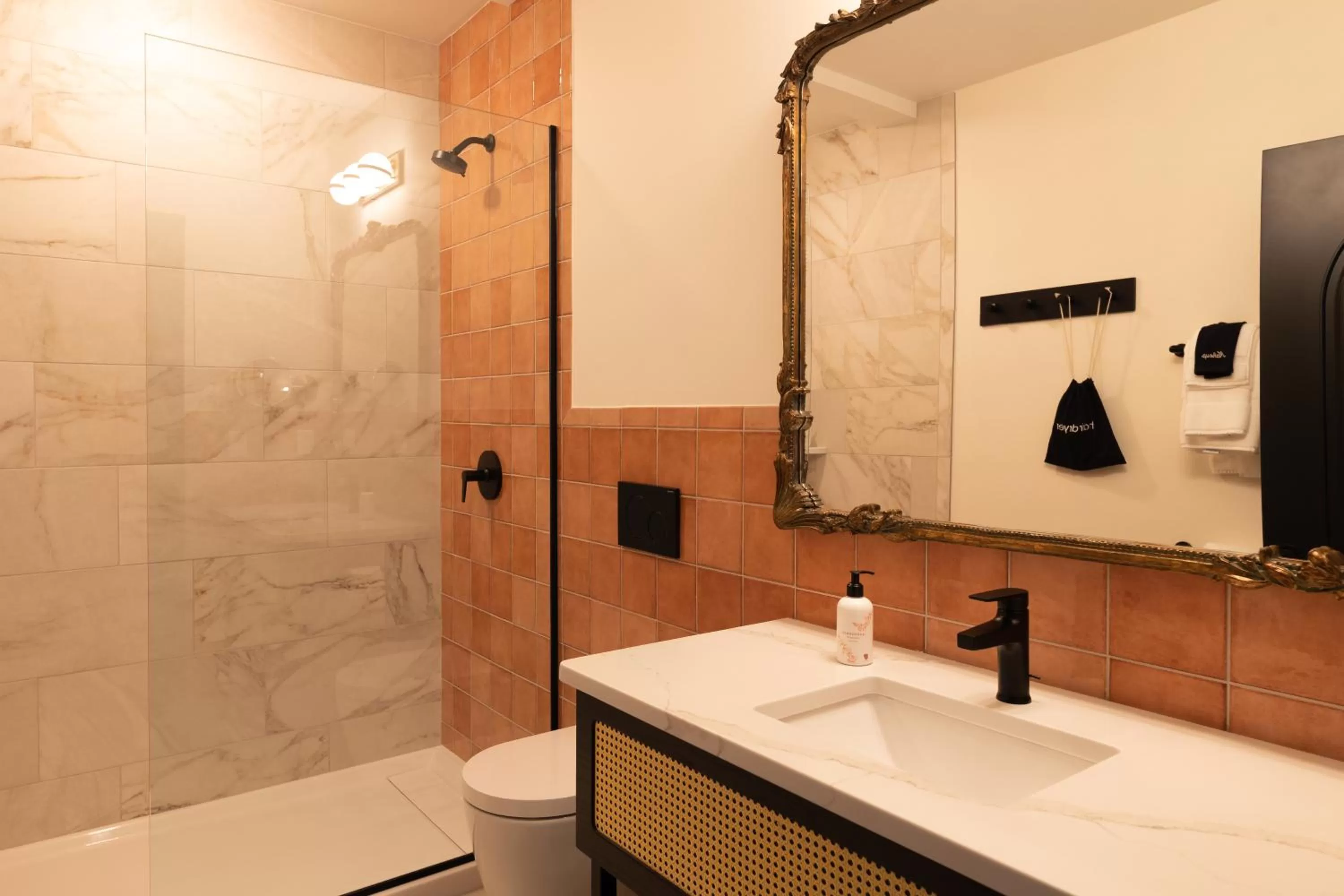 Shower in Hotel Thaxter