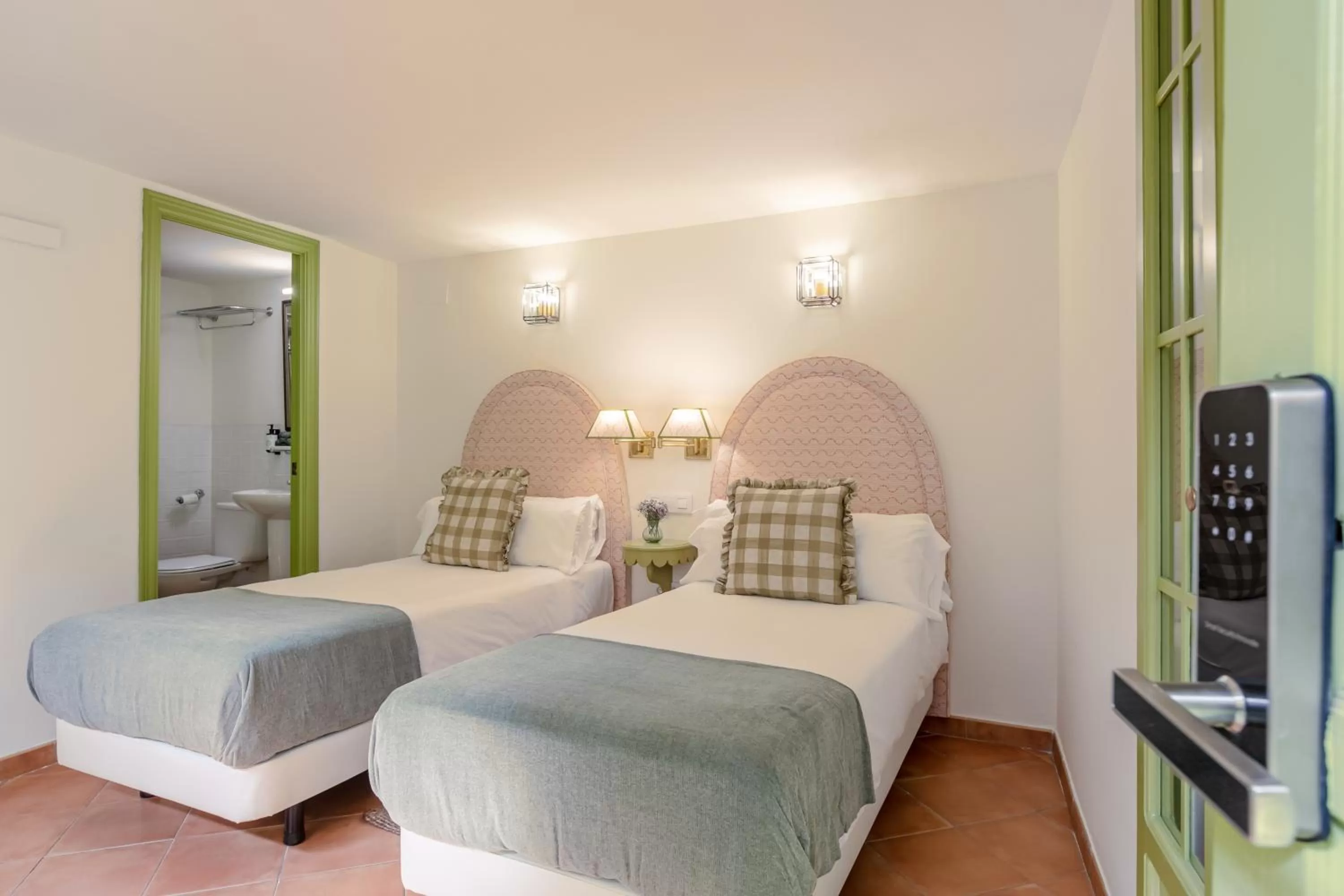 Photo of the whole room, Bed in La Abadia de Giralda