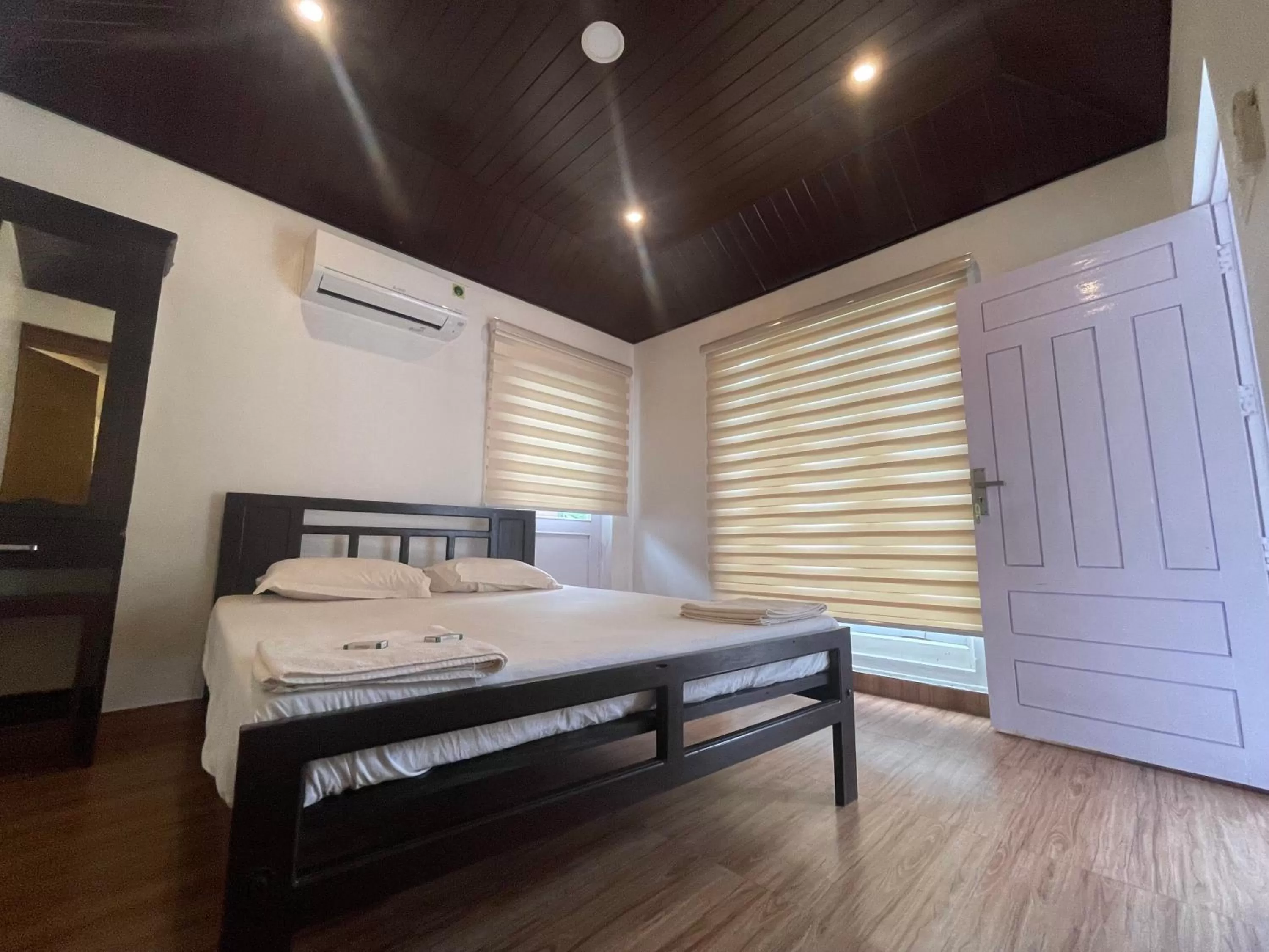 Bedroom, Bed in Garden Bay Resort