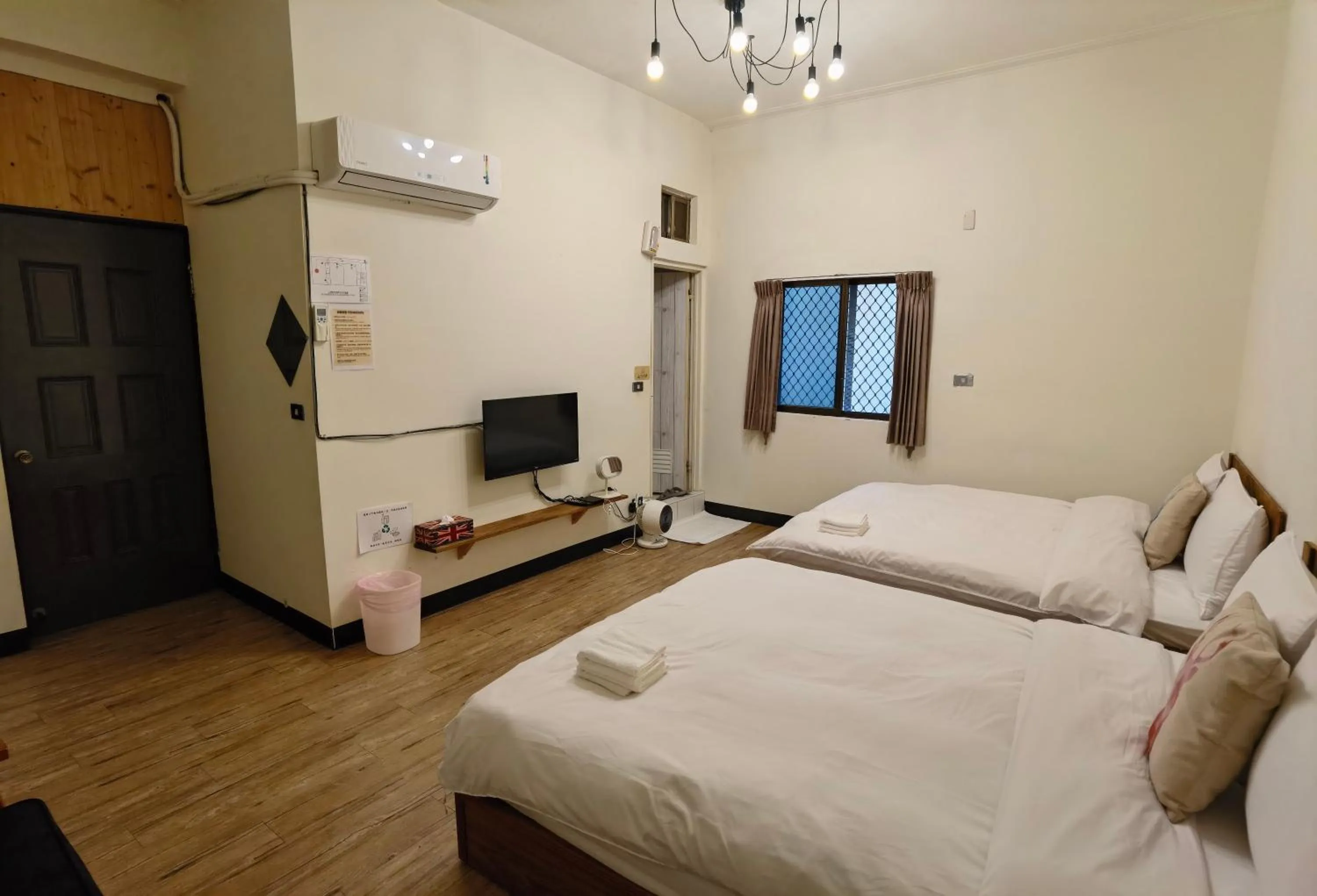 Photo of the whole room, Bed in OC Hostel