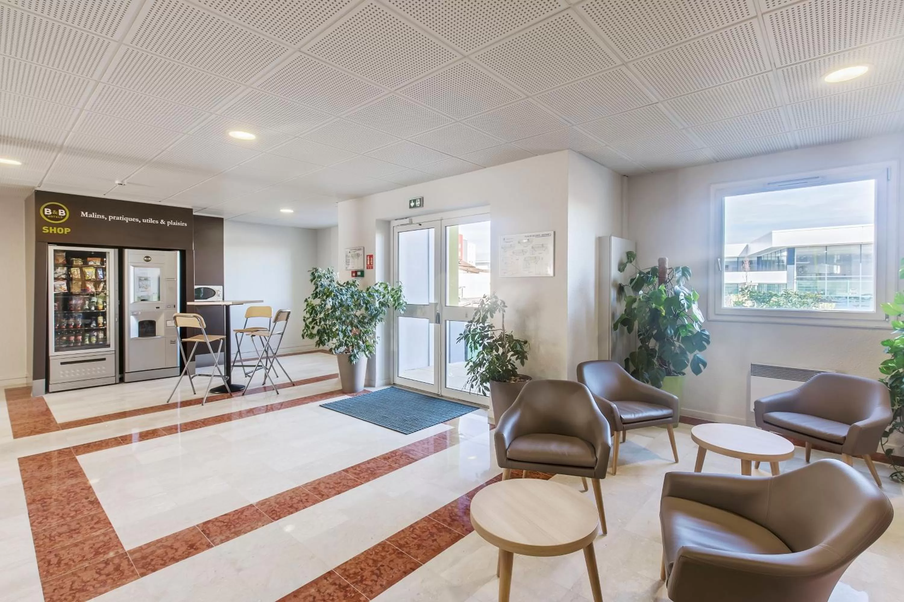 Lobby or reception in B&B HOTEL Lyon Grand Stade Meyzieu
