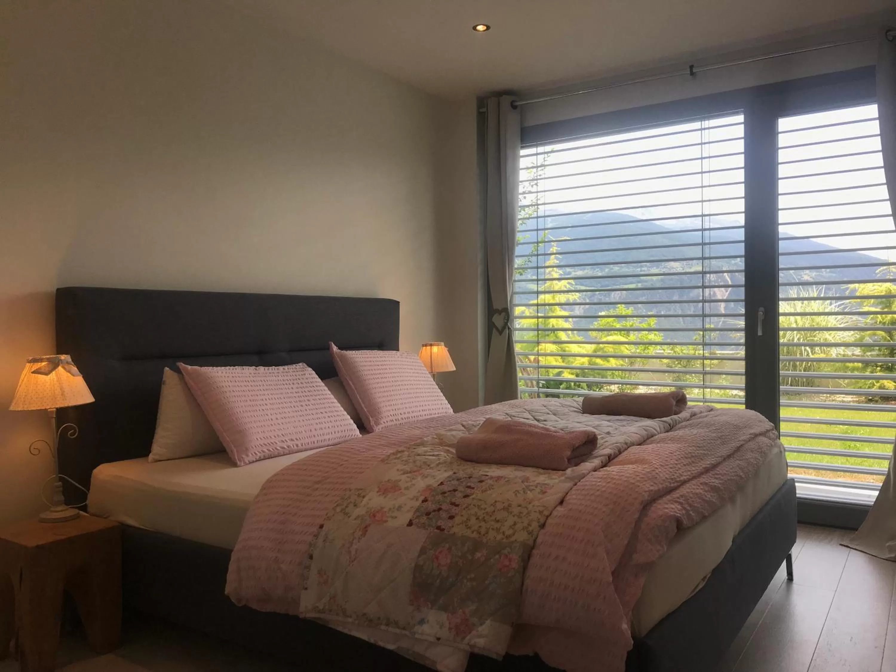 Bedroom, Bed in bnb Valais - by La Sittelle