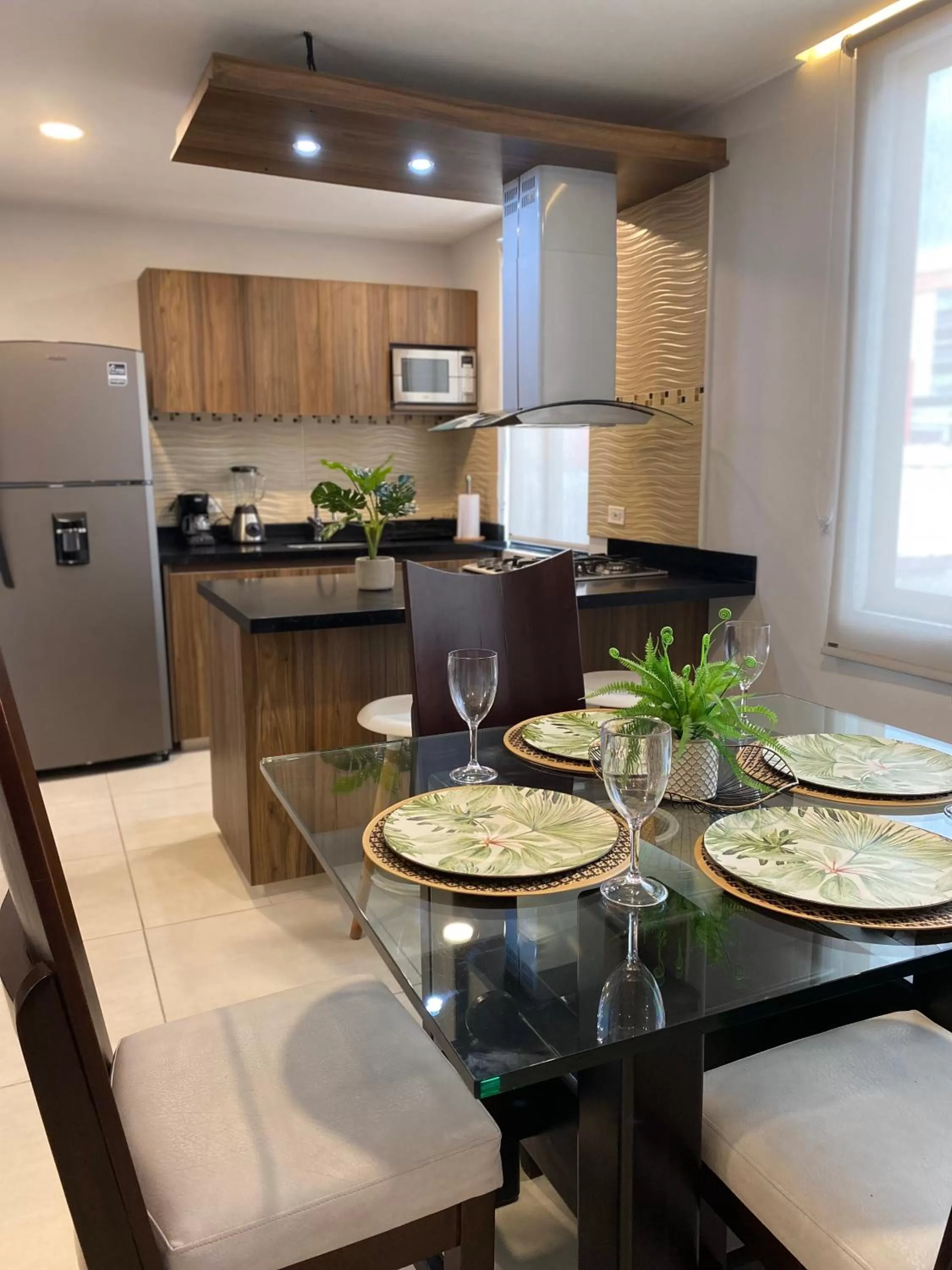 Dining area, Kitchen/Kitchenette in Kapital Suites