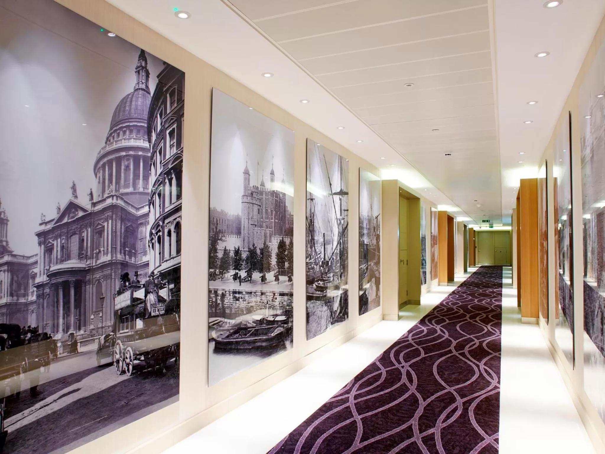 Lobby or reception in Cheval Three Quays at The Tower of London