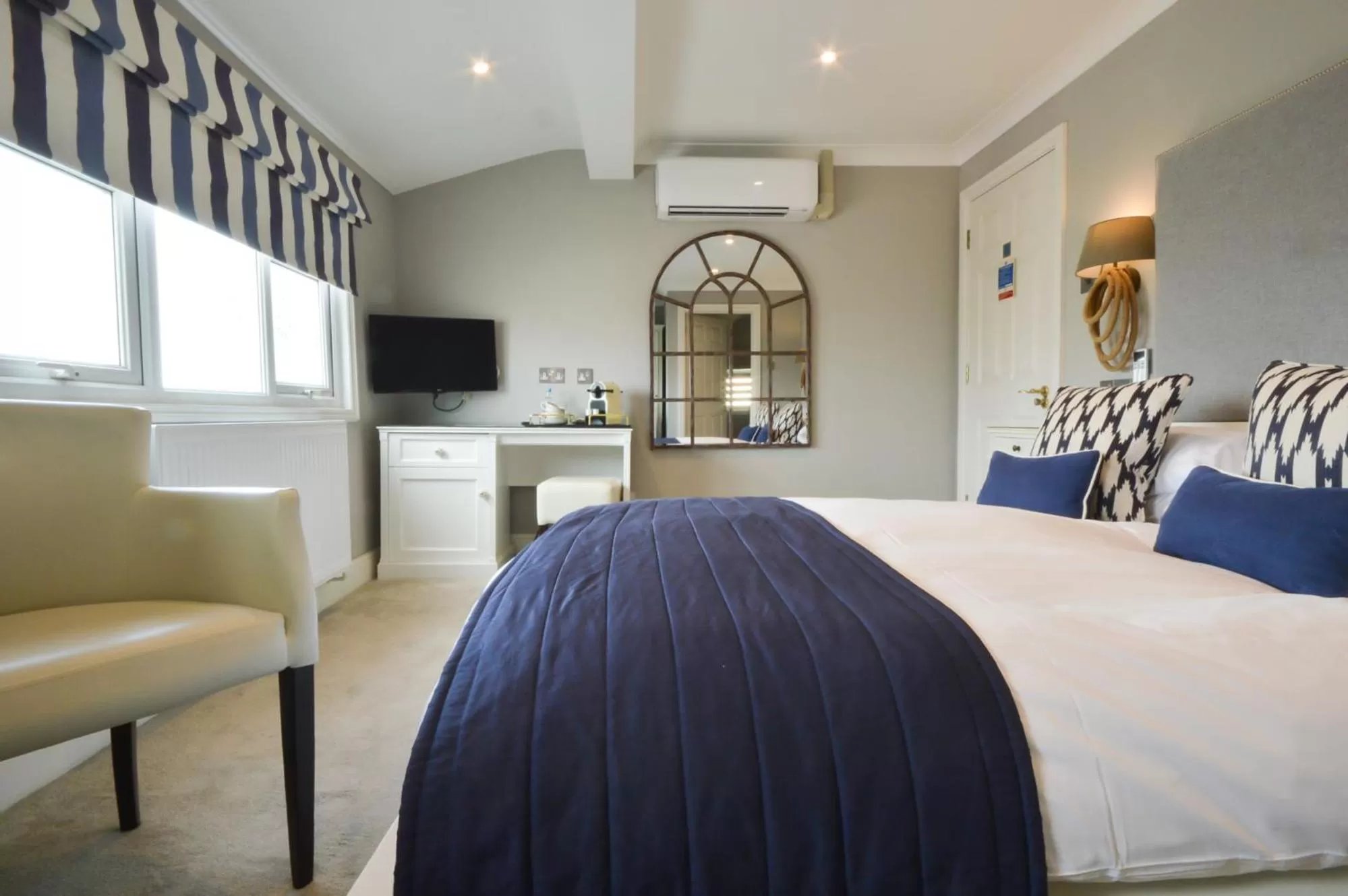 Bedroom, Bed in Pebble Beach Seaview Restaurant & Rooms