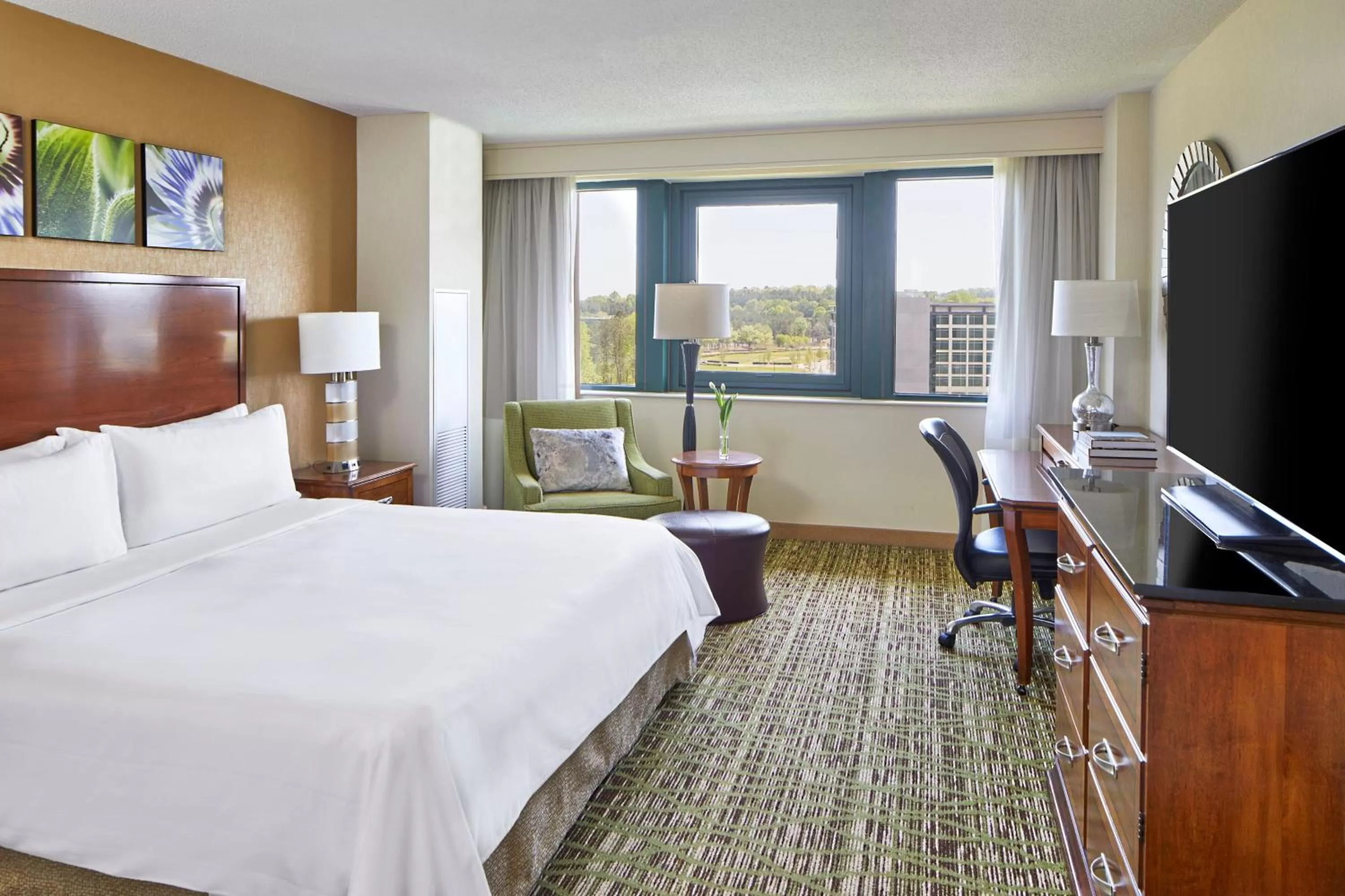 Photo of the whole room, Bed in Atlanta Marriott Alpharetta