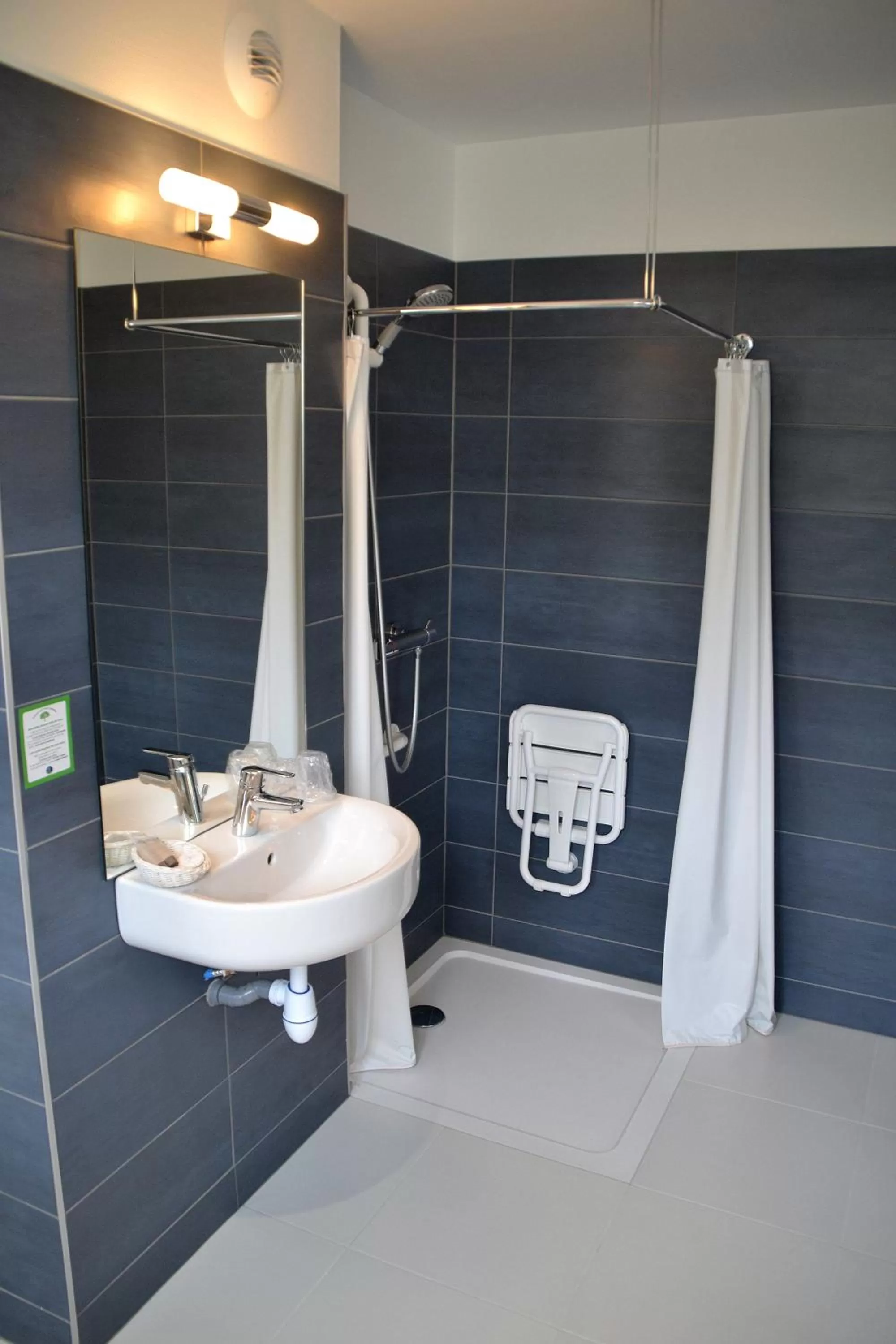 Bathroom in Hotel du Louvre