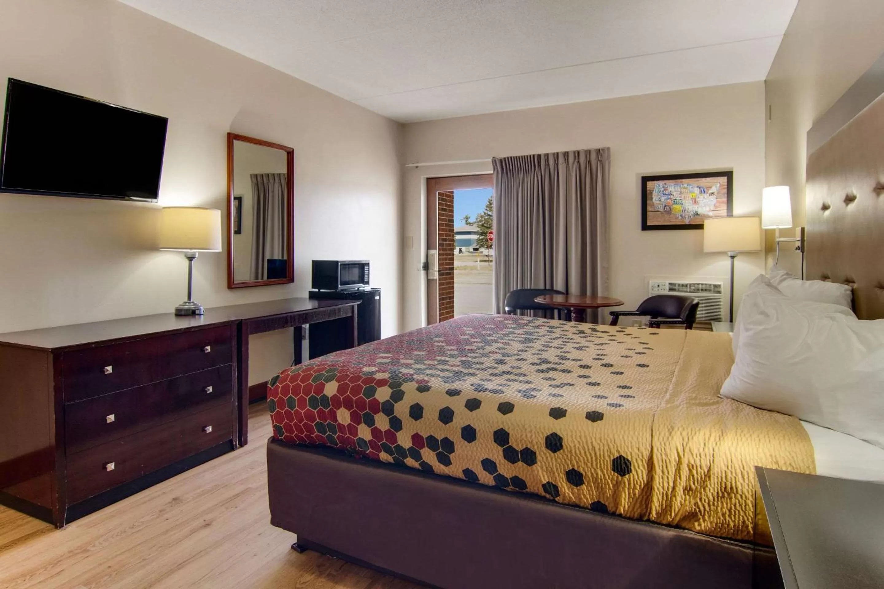 Bedroom, Bed in Econo Lodge Cadillac by Choice