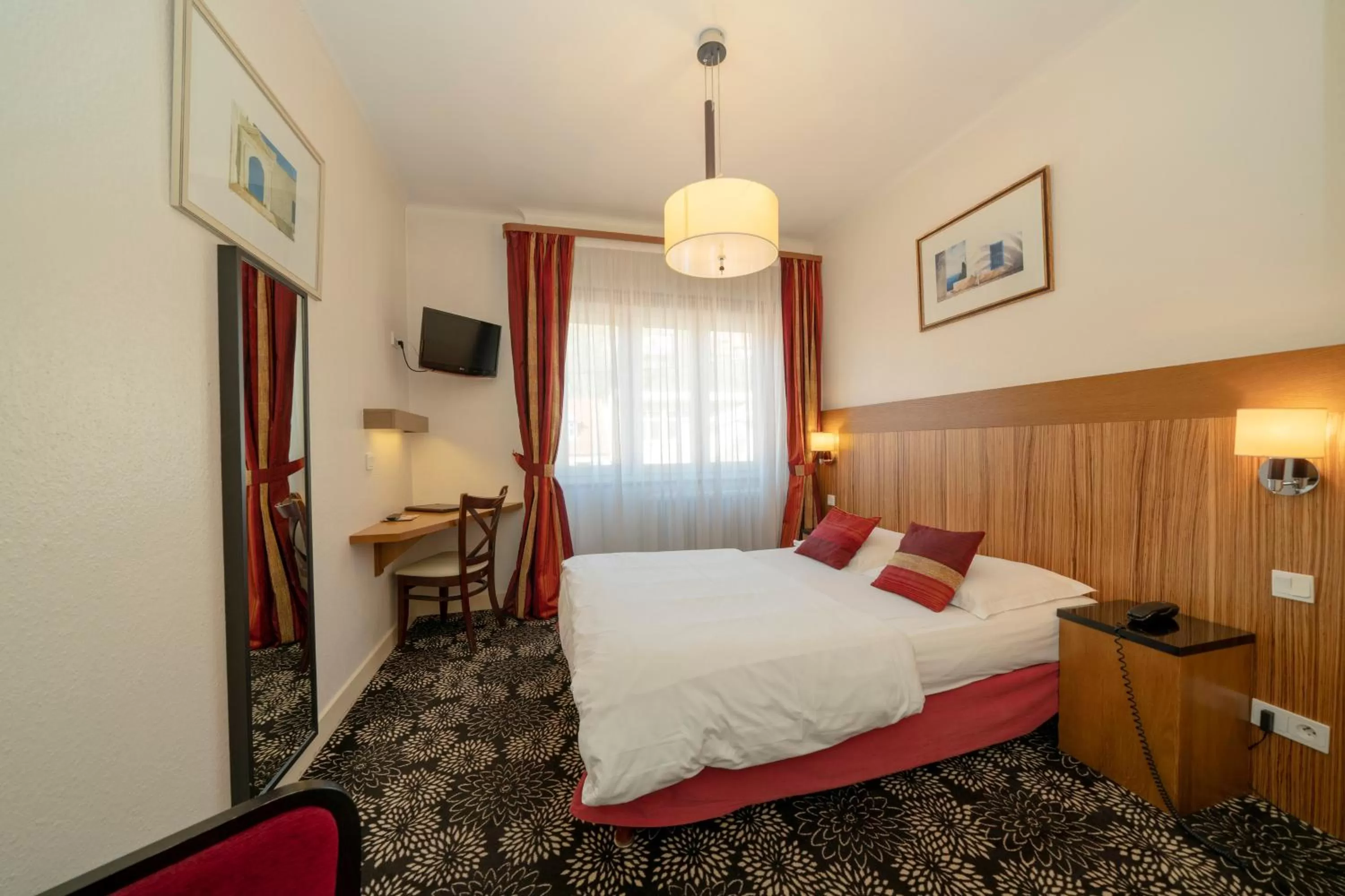 Bedroom, Bed in Hôtel du Parc, Restaurant, Spa & Wellness