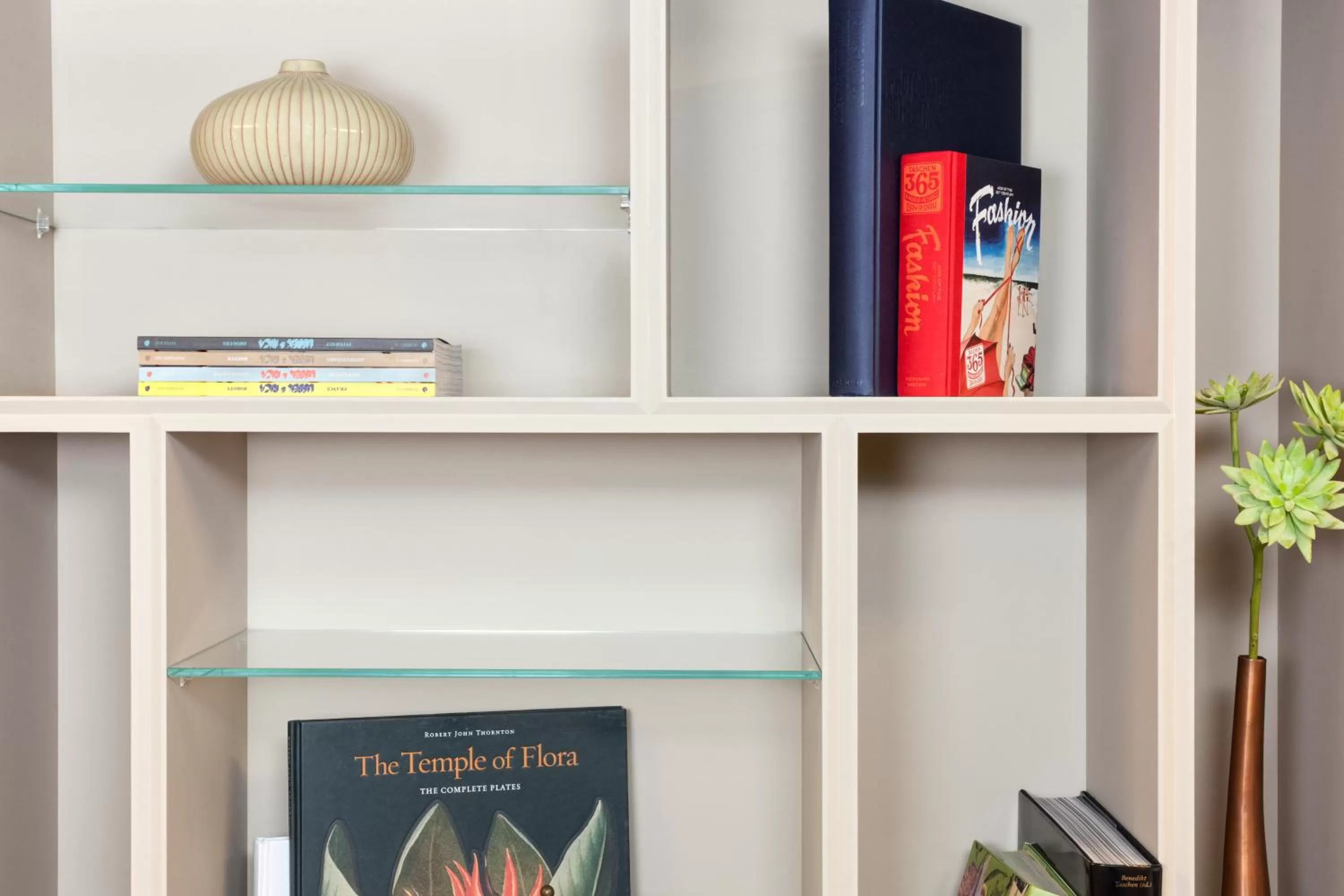 Library in Hôtel Mistral