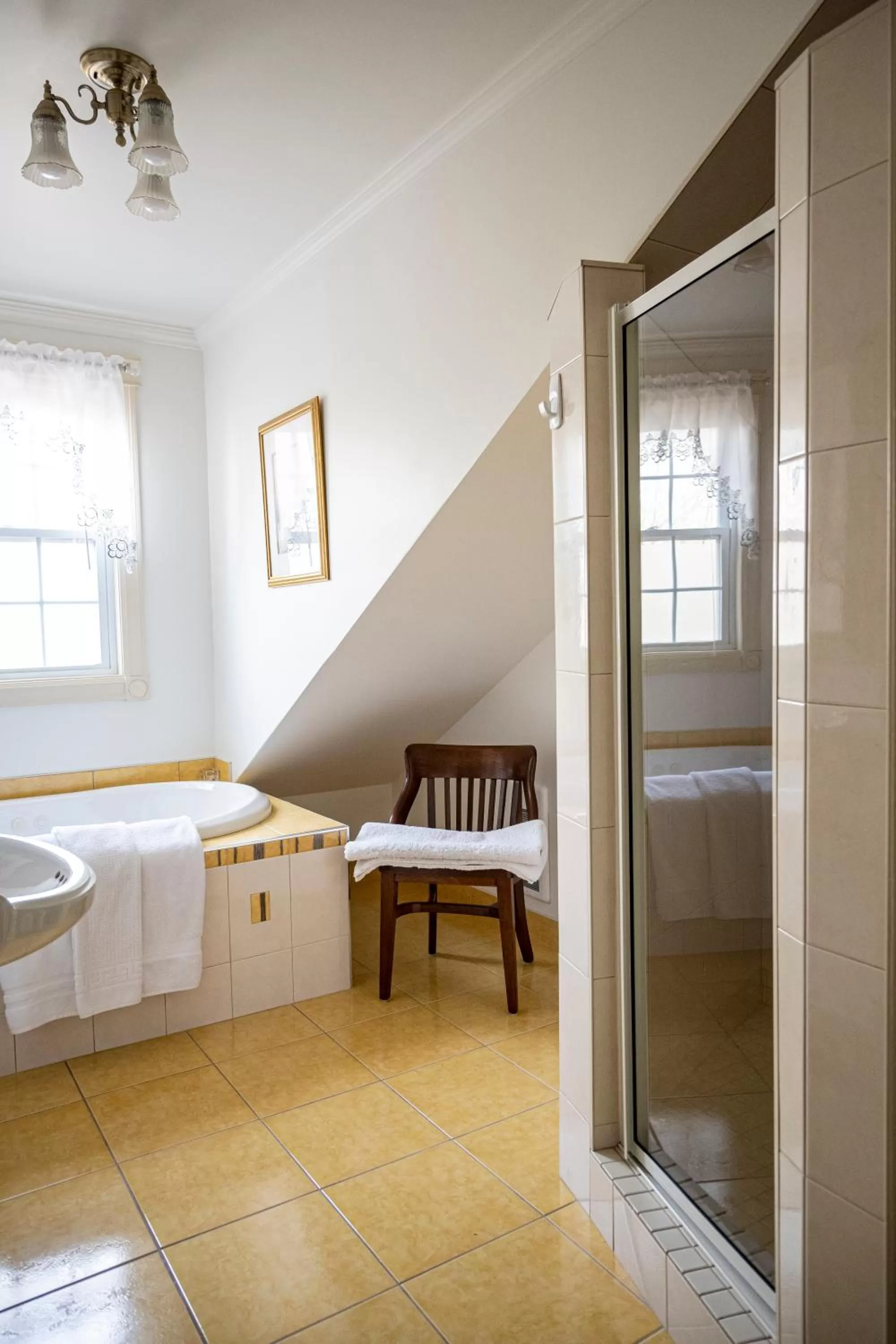 Bathroom, Bed in Belle View Manor Inn