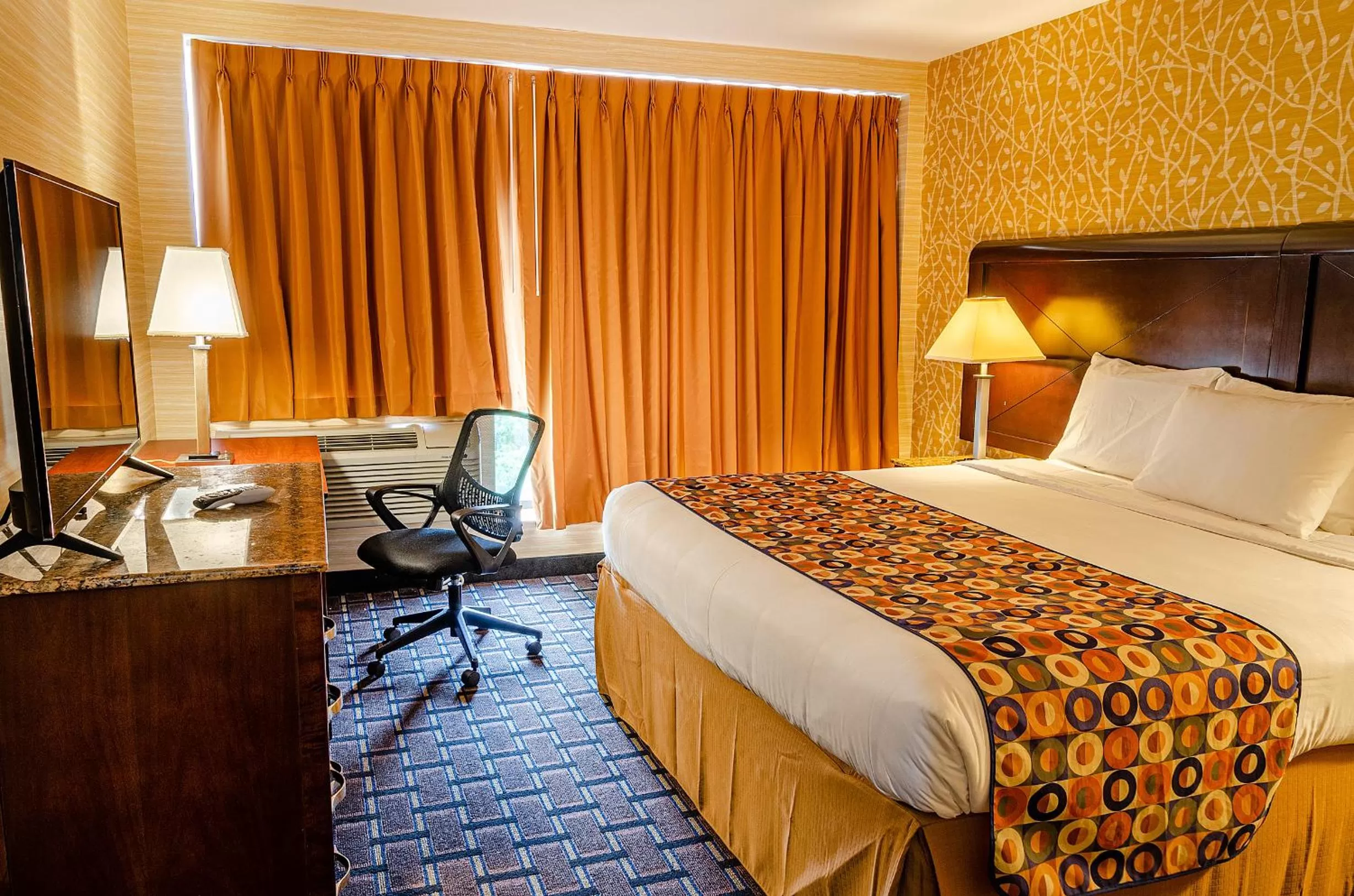 Photo of the whole room, Bed in Elmhurst Hotel