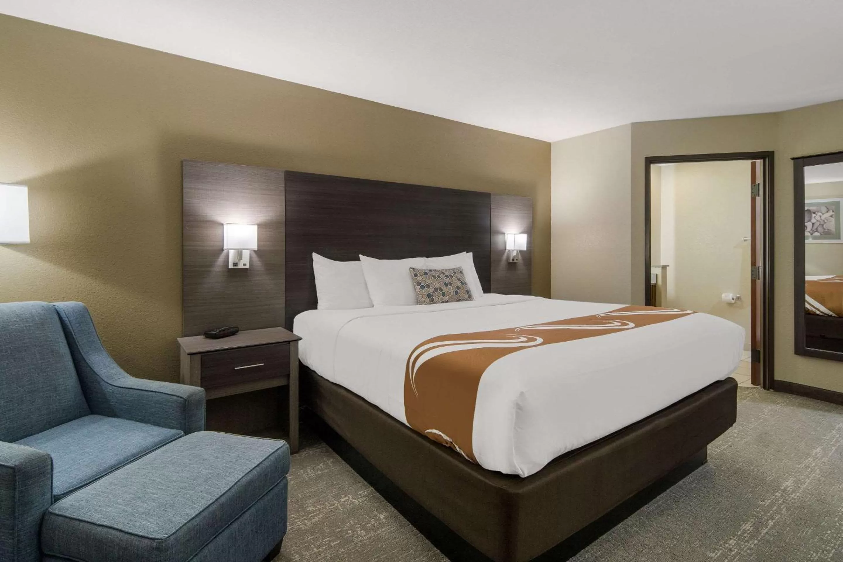 Bedroom, Bed in Quality Inn & Suites Roanoke - Fort Worth North