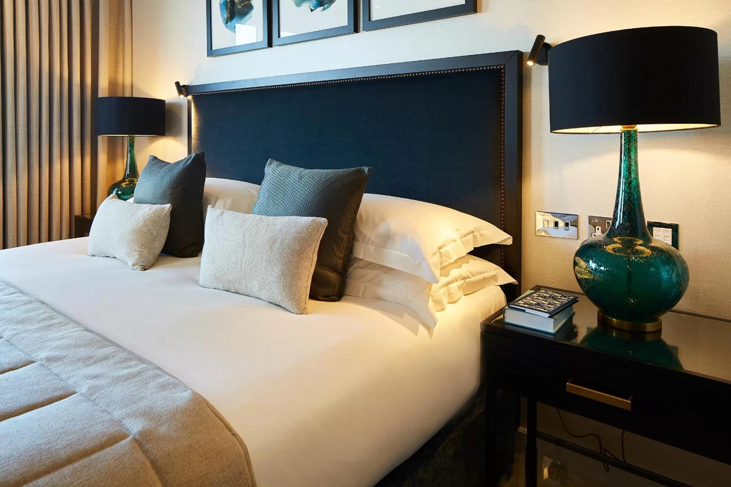 Bed in Cheval Gloucester Park at Kensington