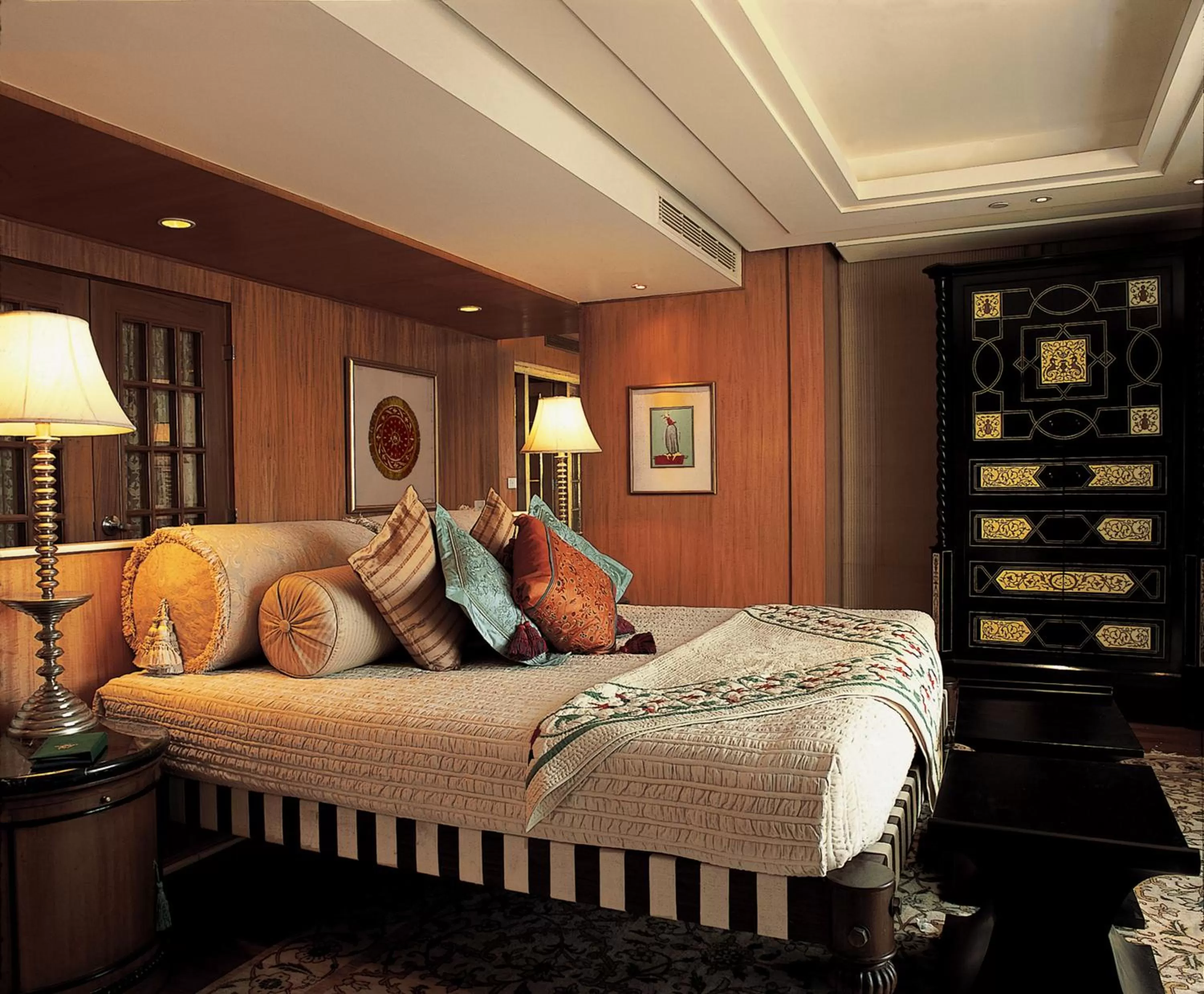 Photo of the whole room, Bed in The Oberoi Amarvilas Agra