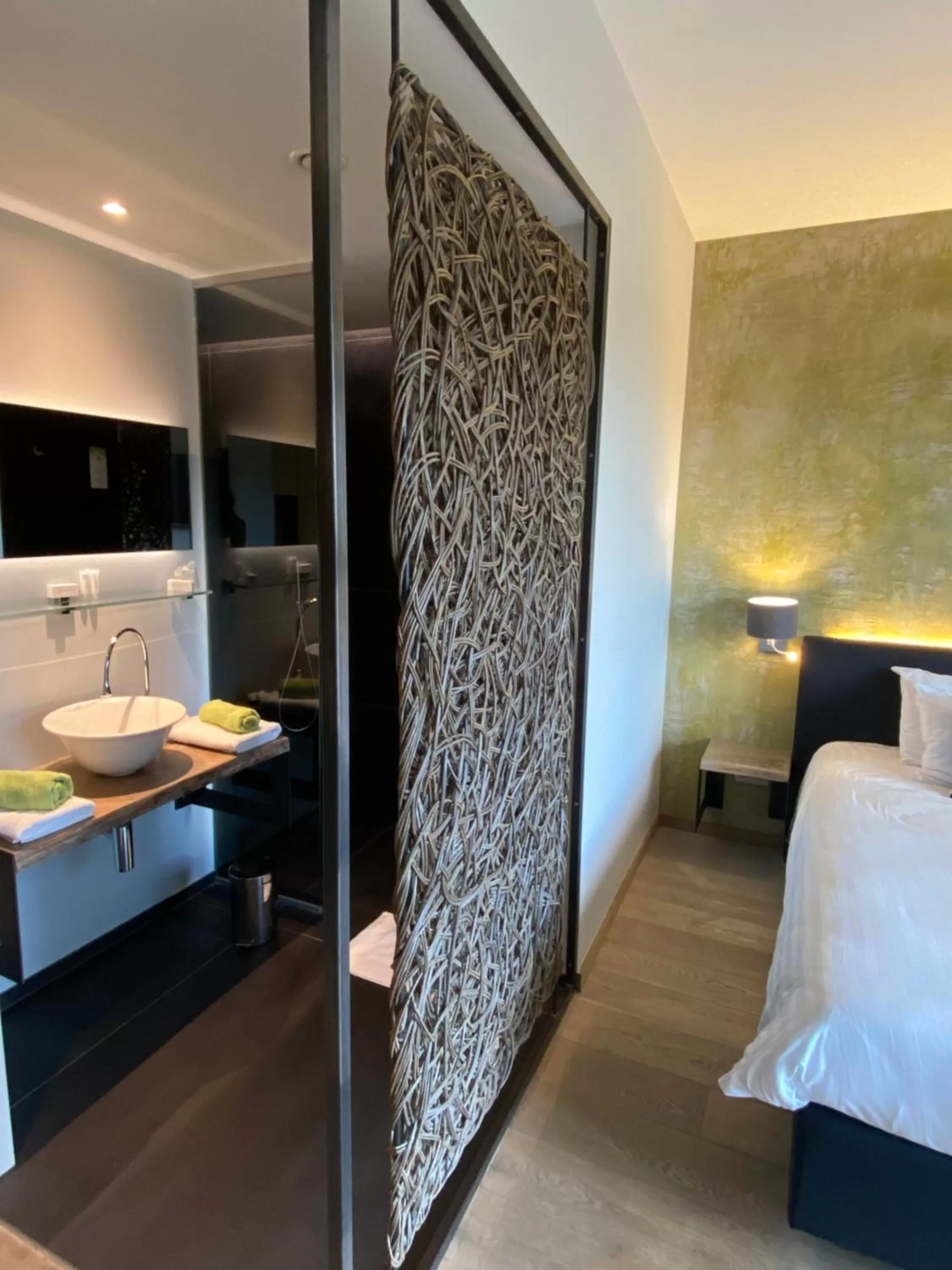 Bathroom, Bed in Hôtel WELLNESS EAU DE ROCHE Durbuy