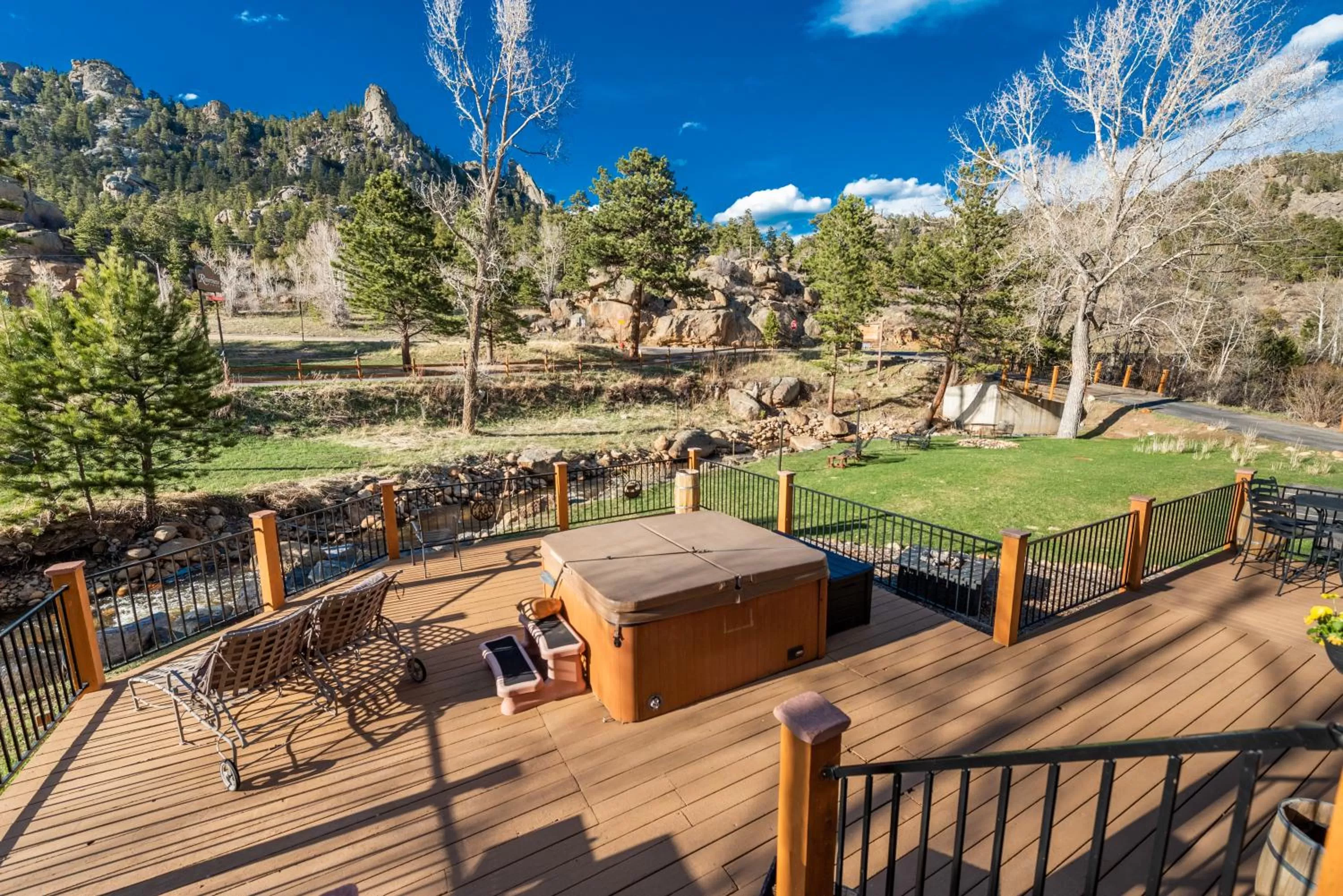 Patio in 4 Seasons Inn on Fall River