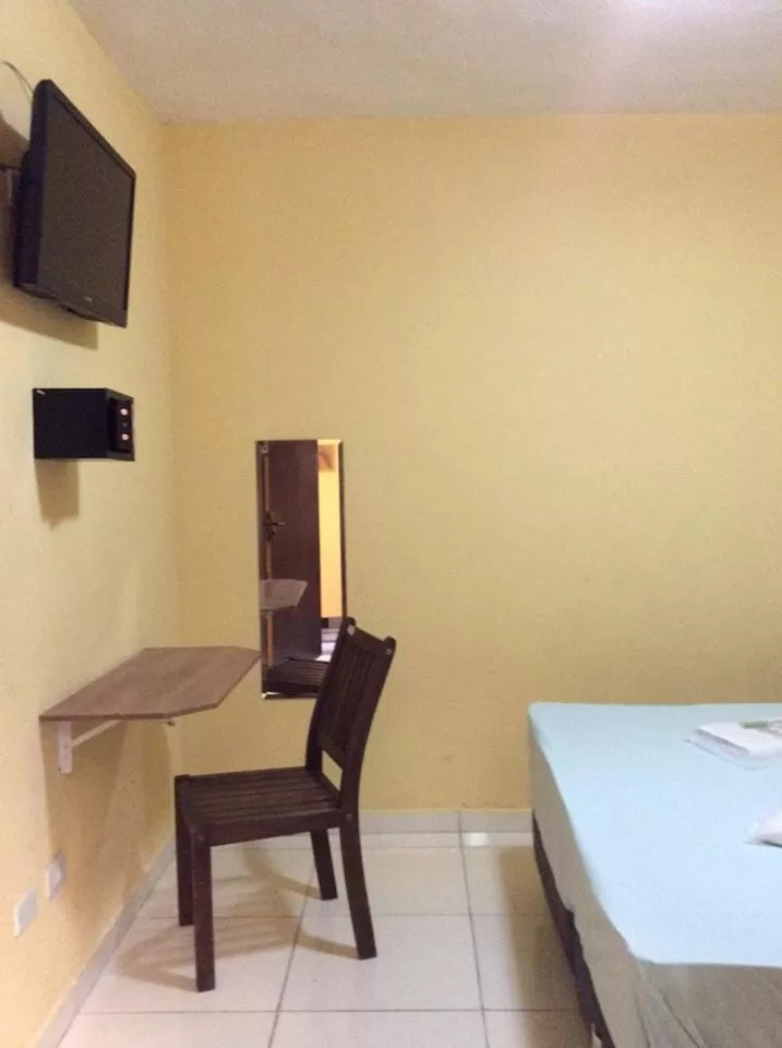 Bed, TV/Entertainment Center in Hotel Praça Orione