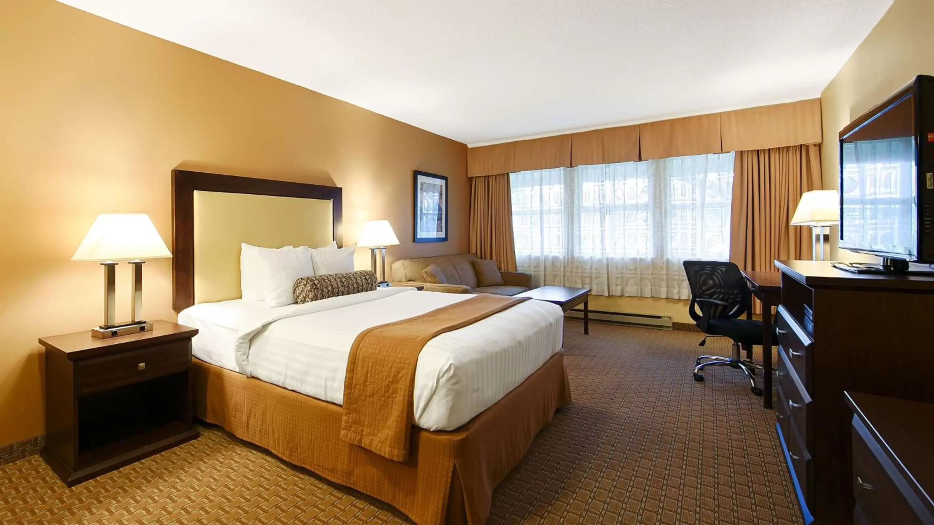 Queen Room with Roll-In Shower - Mobility Accessible/Non-Smoking in Best Western Plus Emerald Isle Hotel Queen Room with Roll-In Shower - Mobility Accessible/Non-Smoking in Best Western Plus Emerald Isle Hotel