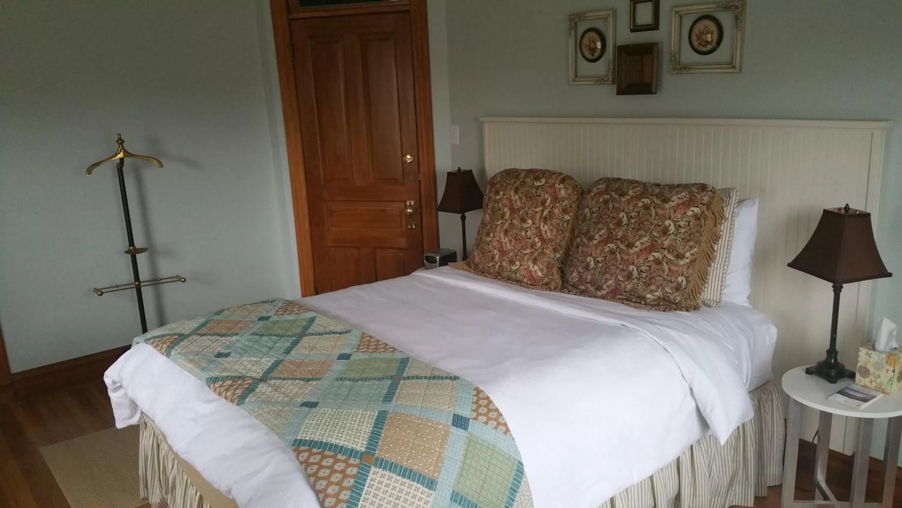 Bed in The Inn at Ragged Edge