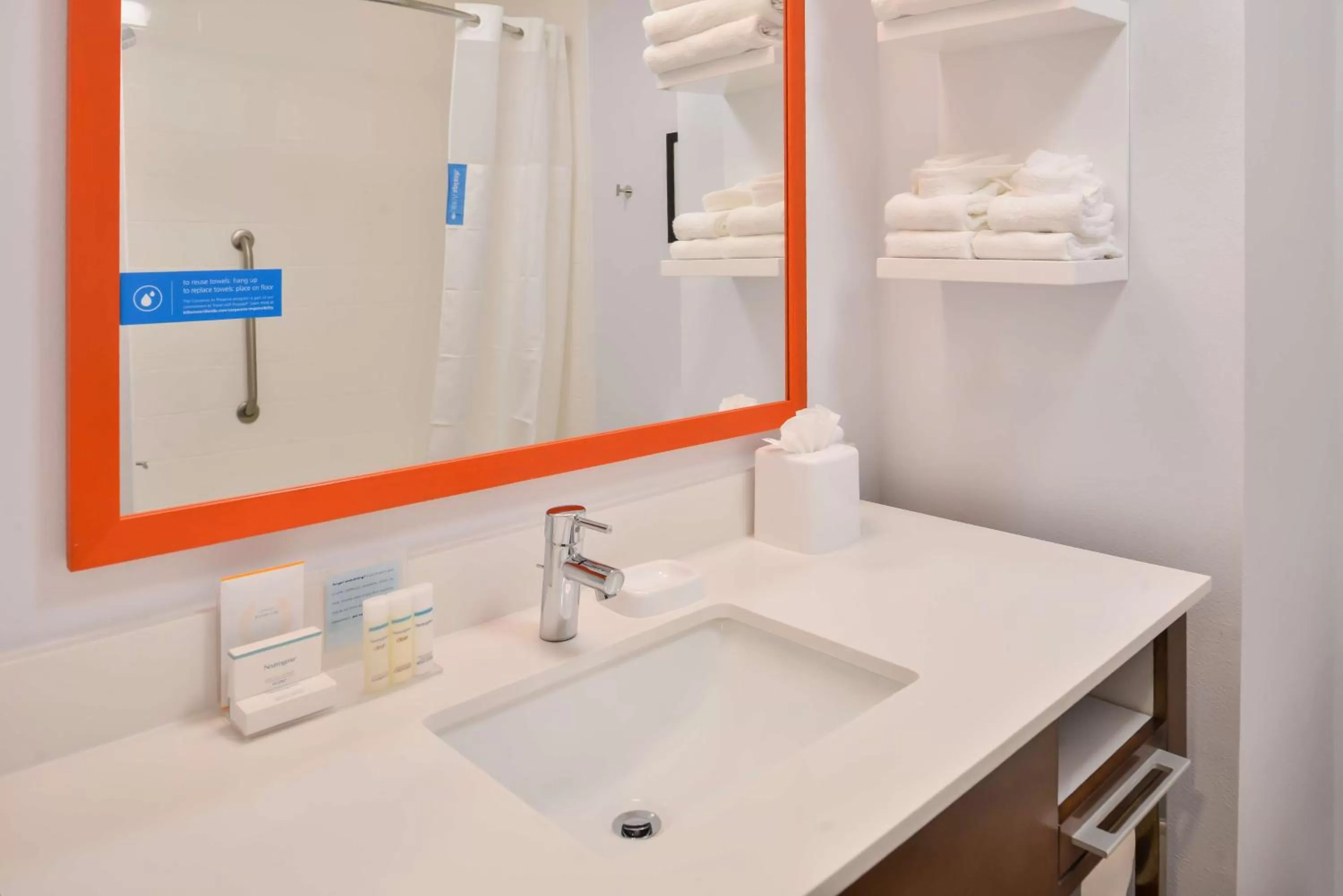 Bathroom in Hampton Inn Statesville