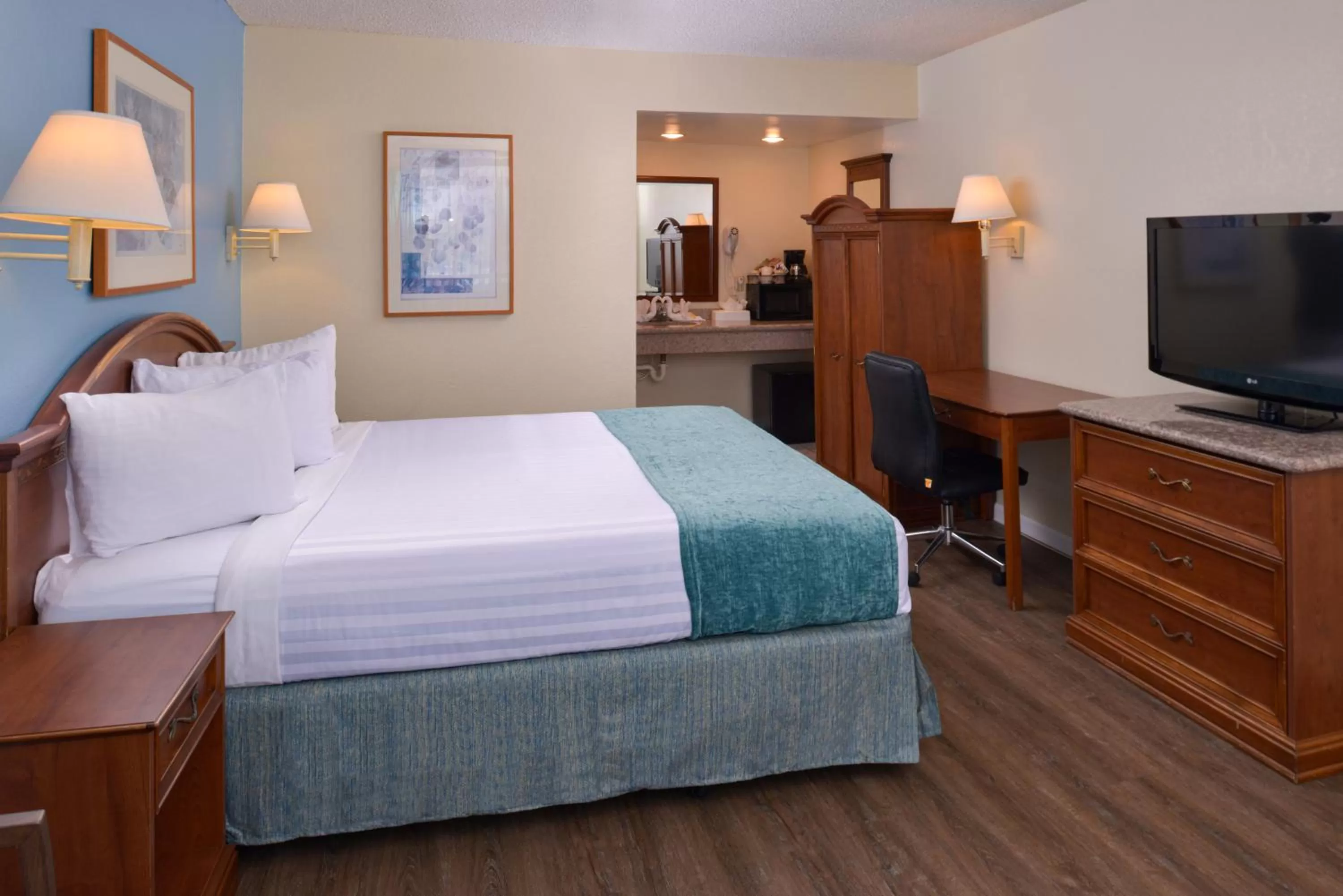 Photo of the whole room, Bed in Edgewater Inn and Suites
