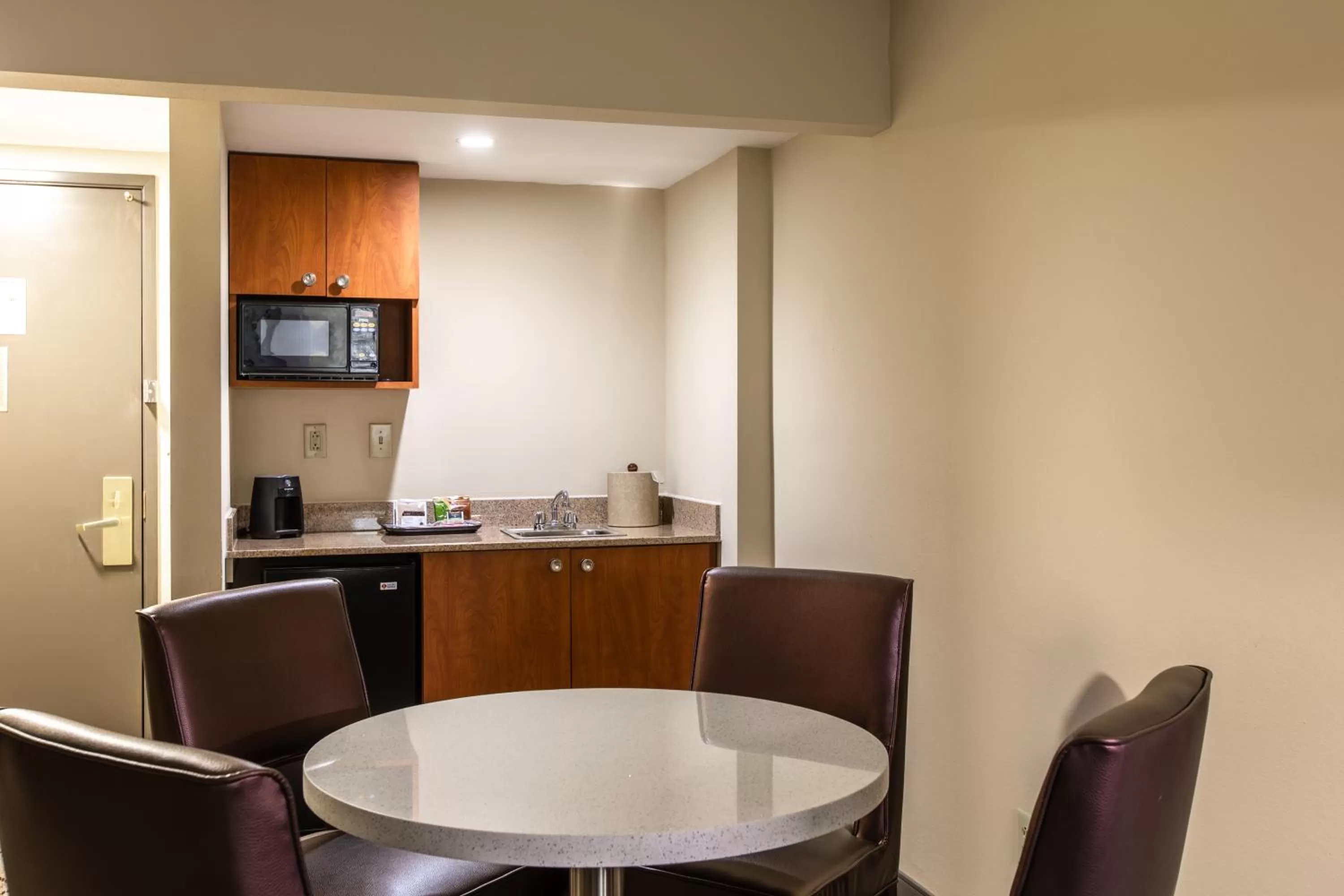 Dining area in Wingate by Wyndham Charlotte Concord Mills/Speedway