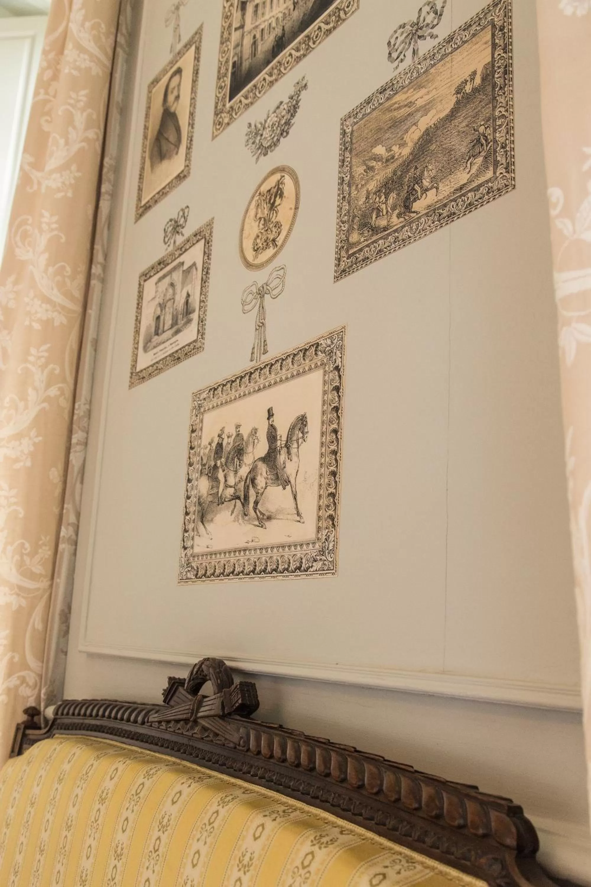 Decorative detail, Seating Area in L'Hotel de Panette, Un exceptionnel château en ville - Chambres historiques, parking - Petit Déjeuner offert