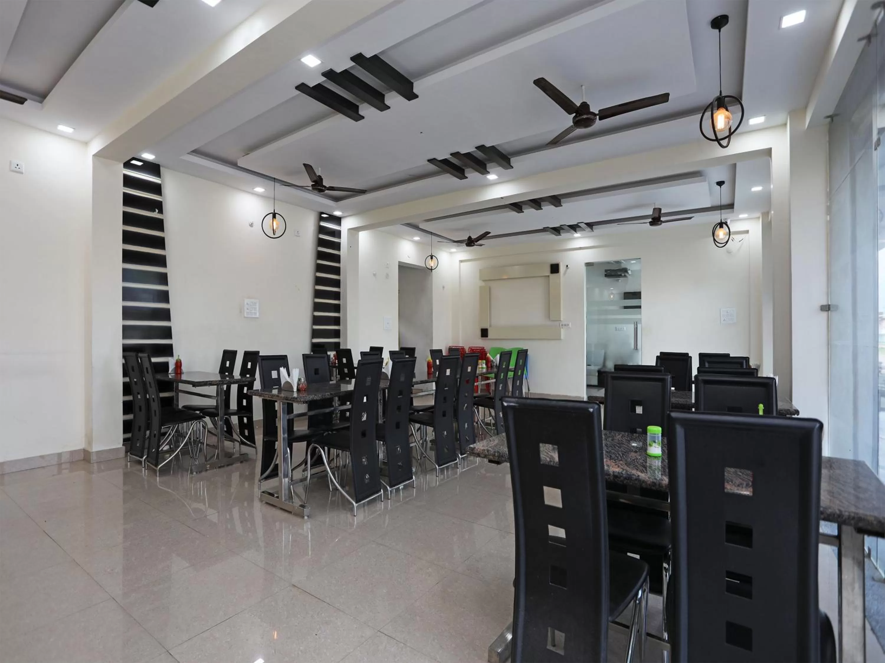 Restaurant/places to eat in Hotel KSS Inn