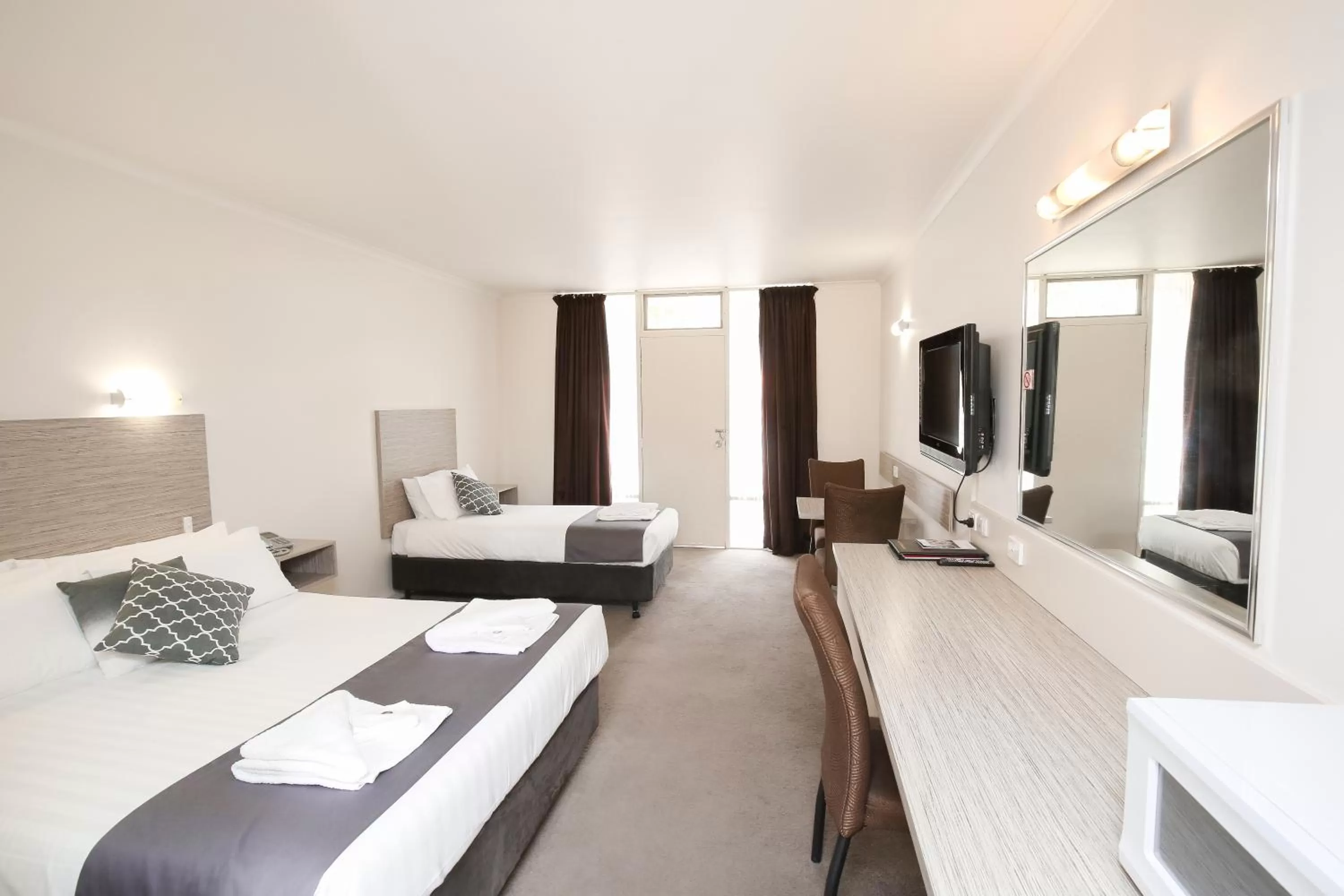 Photo of the whole room, Bed in Sandors Motor Inn