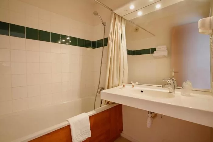 Bathroom in Logis Hôtel Novalis Quimperlé