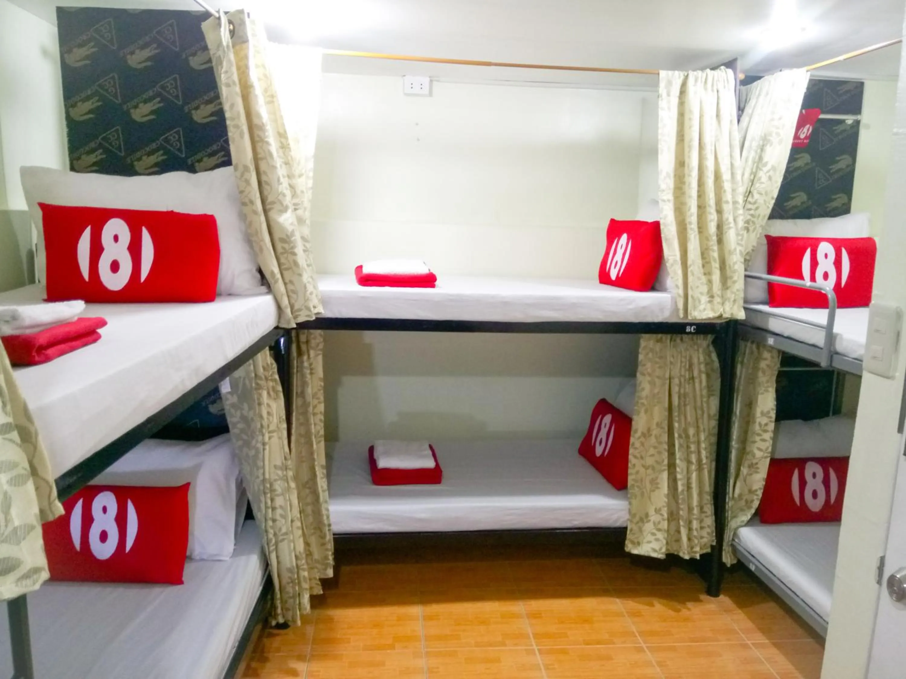 bunk bed, Bed in 8Hostel