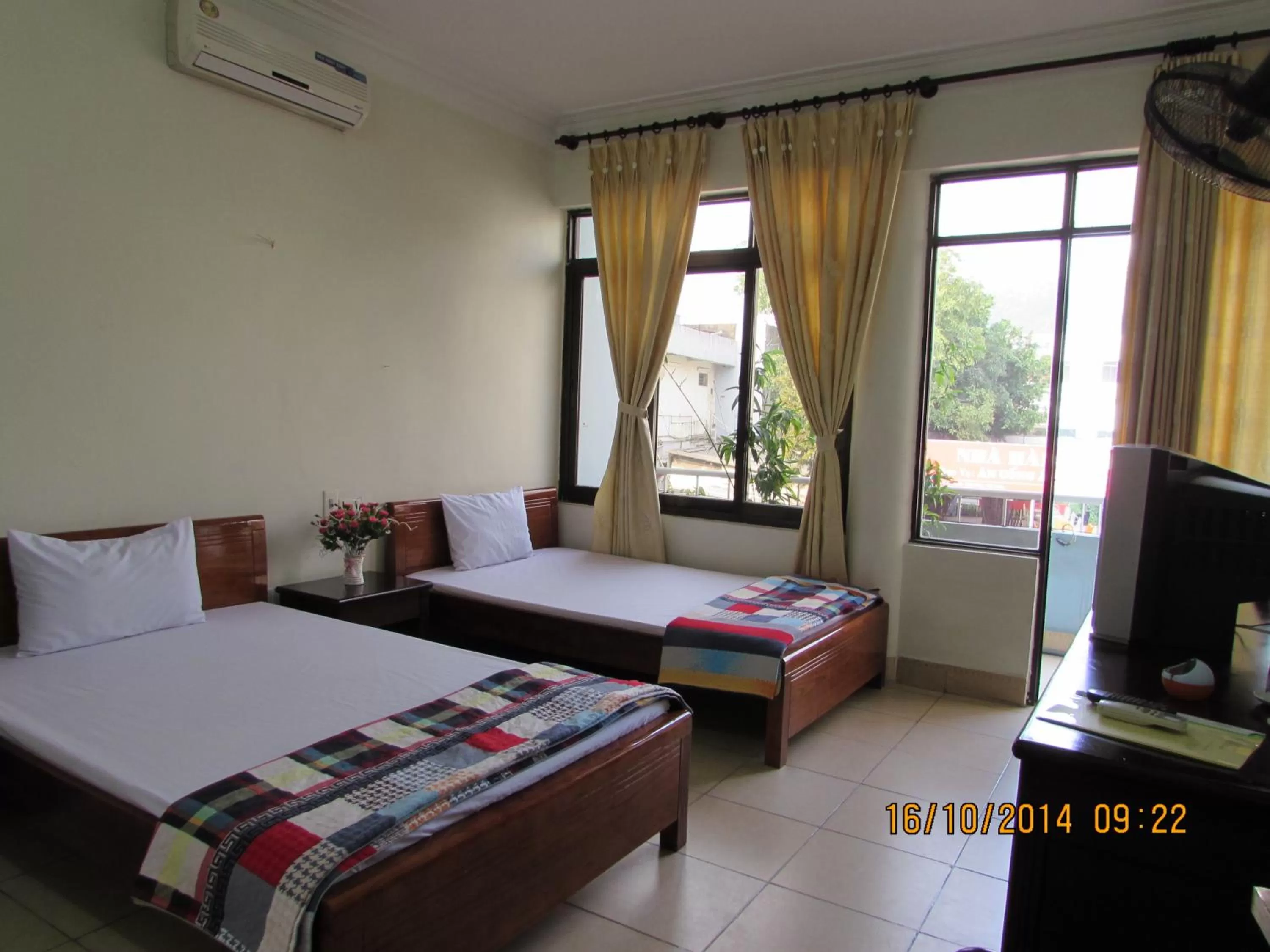 Living room, Bed in Viet Nhat Halong Hotel - Bai Chay