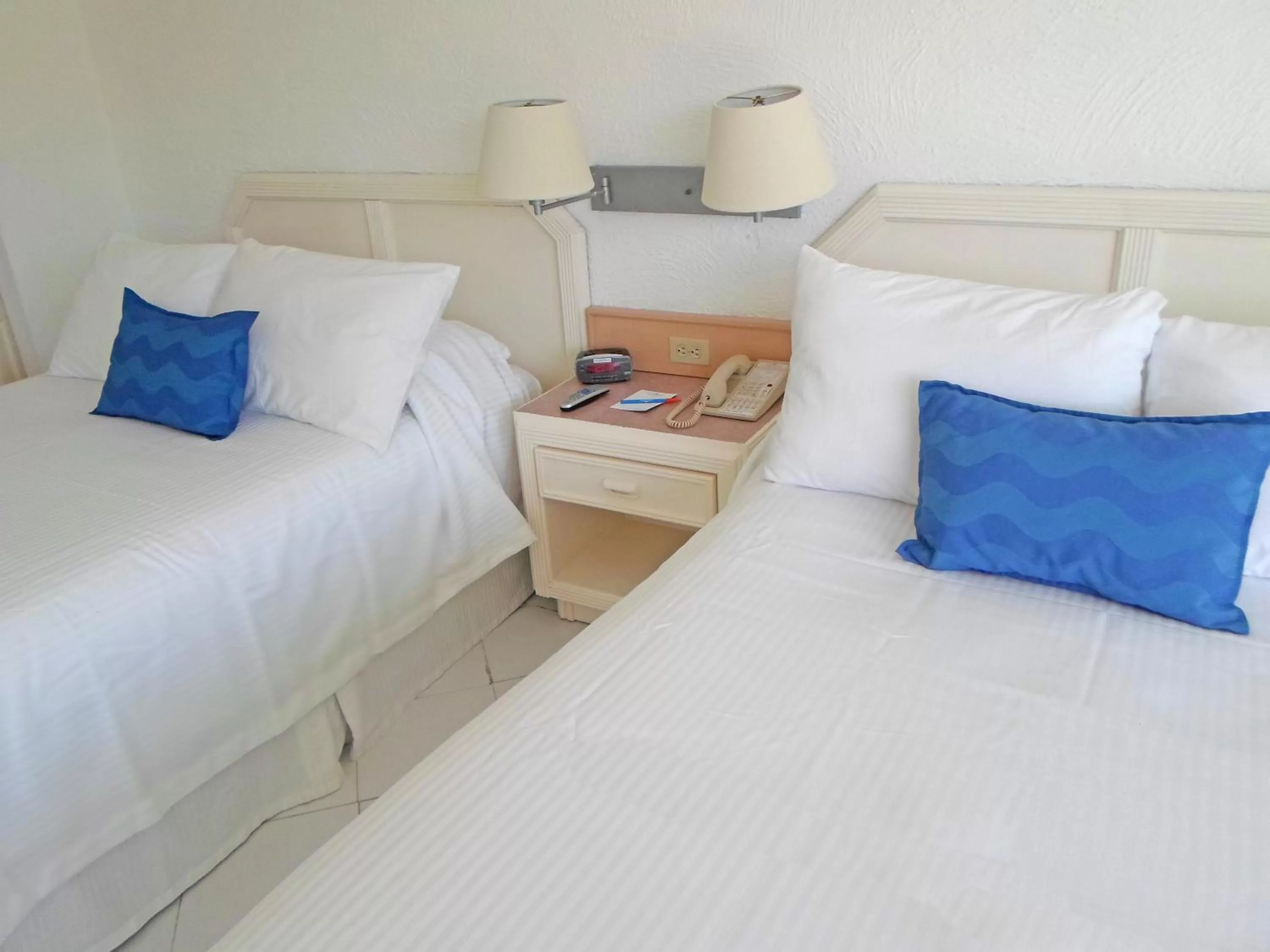 Photo of the whole room, Bed in Calinda Beach Acapulco