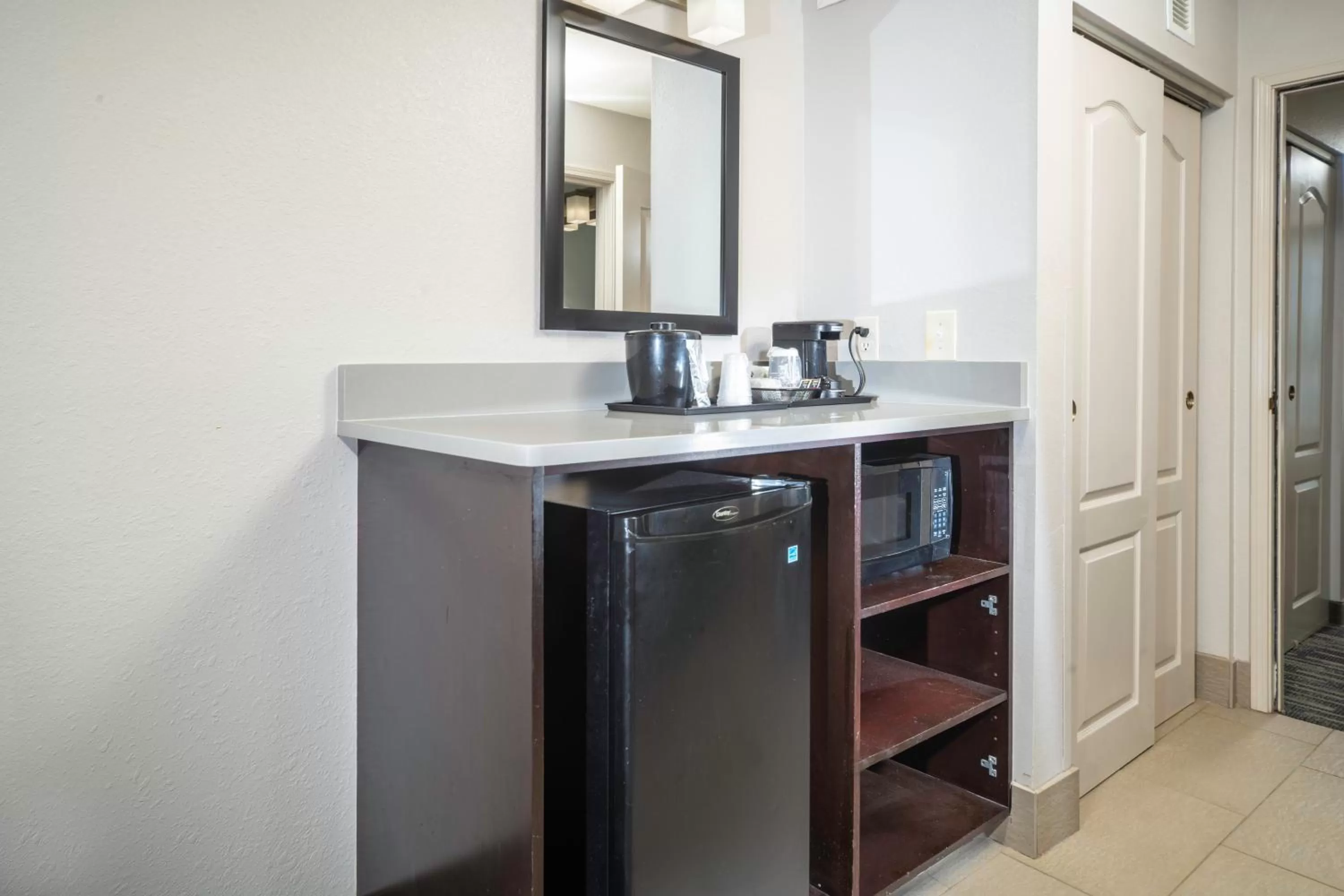 Coffee/tea facilities in Country Inn & Suites by Radisson, Rocky Mount, NC