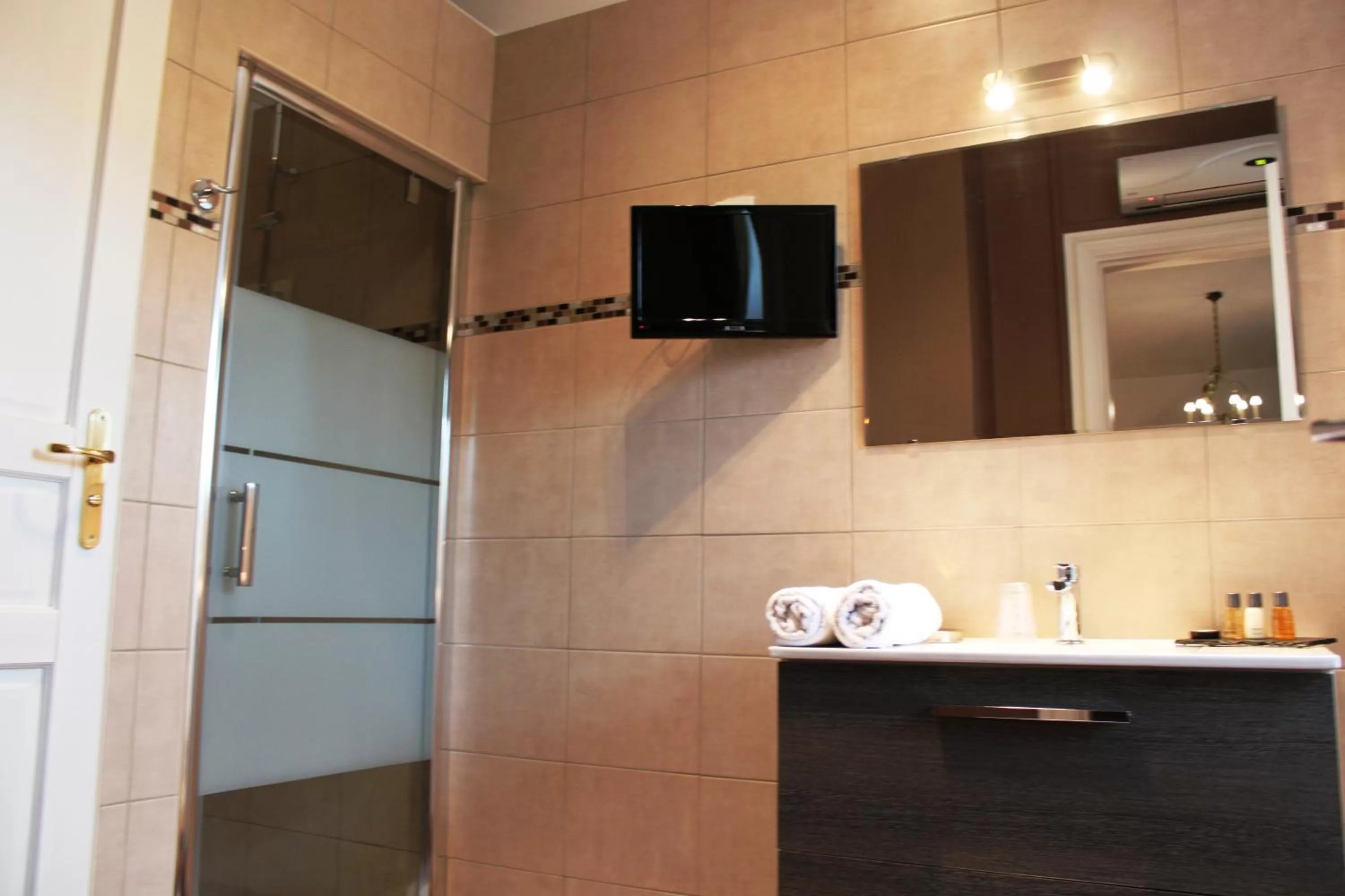 Bathroom, Kitchen/Kitchenette in Résidence et Chambres d'Hôtes de La Porte d'Arras