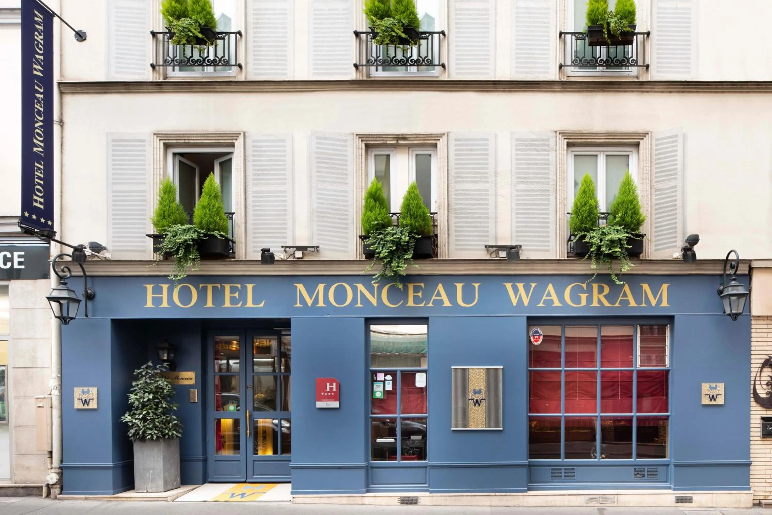 Facade/entrance in Hotel Monceau Wagram