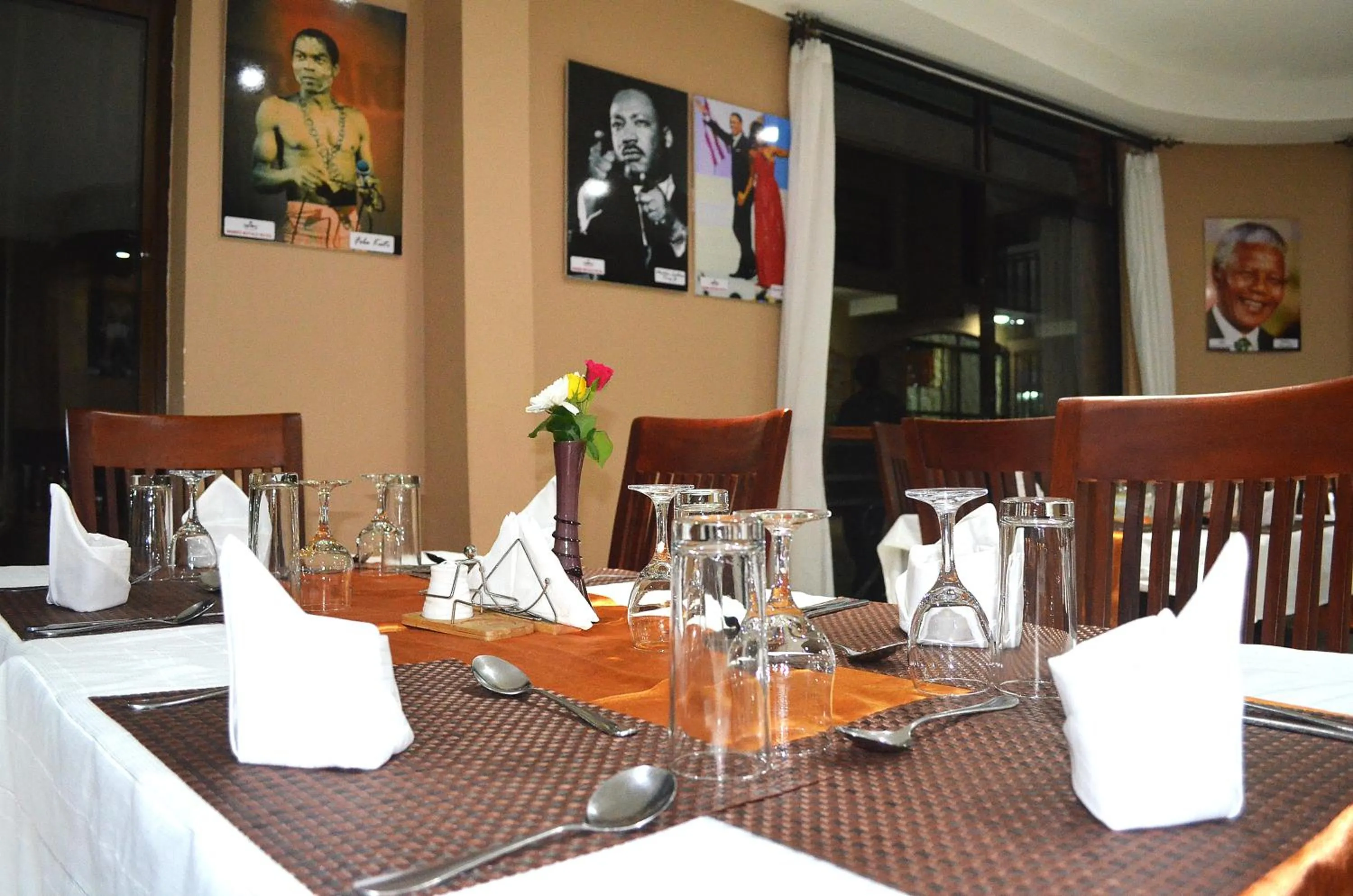 Restaurant/places to eat in Marie's Royale Hotel