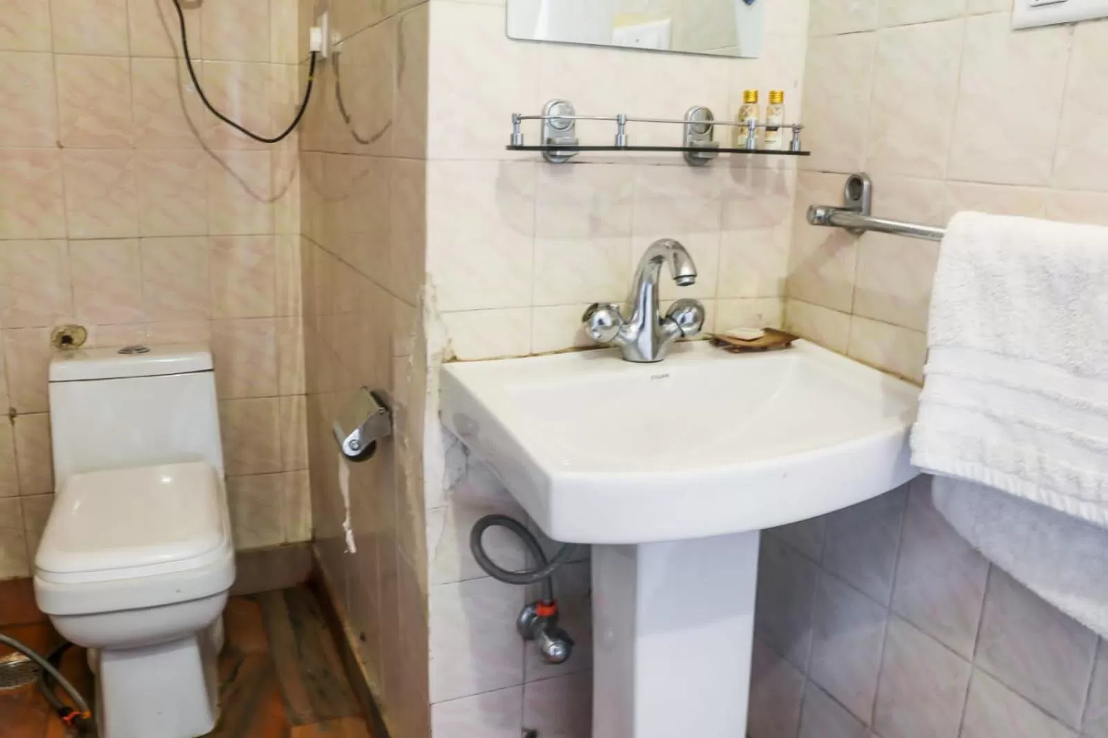 Bathroom in Jakhu Vibes