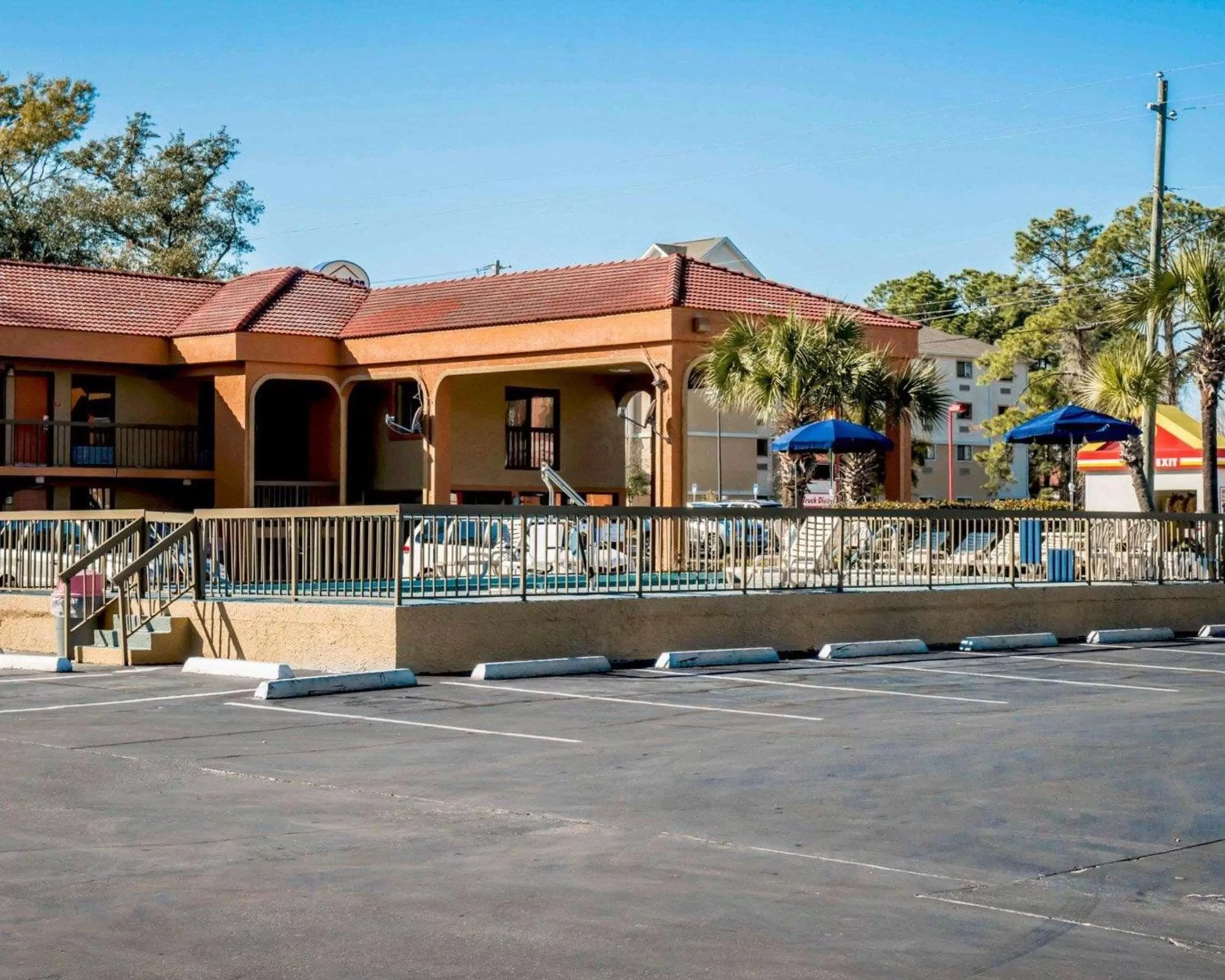 Property building in Econo Lodge Panama City St Andrews