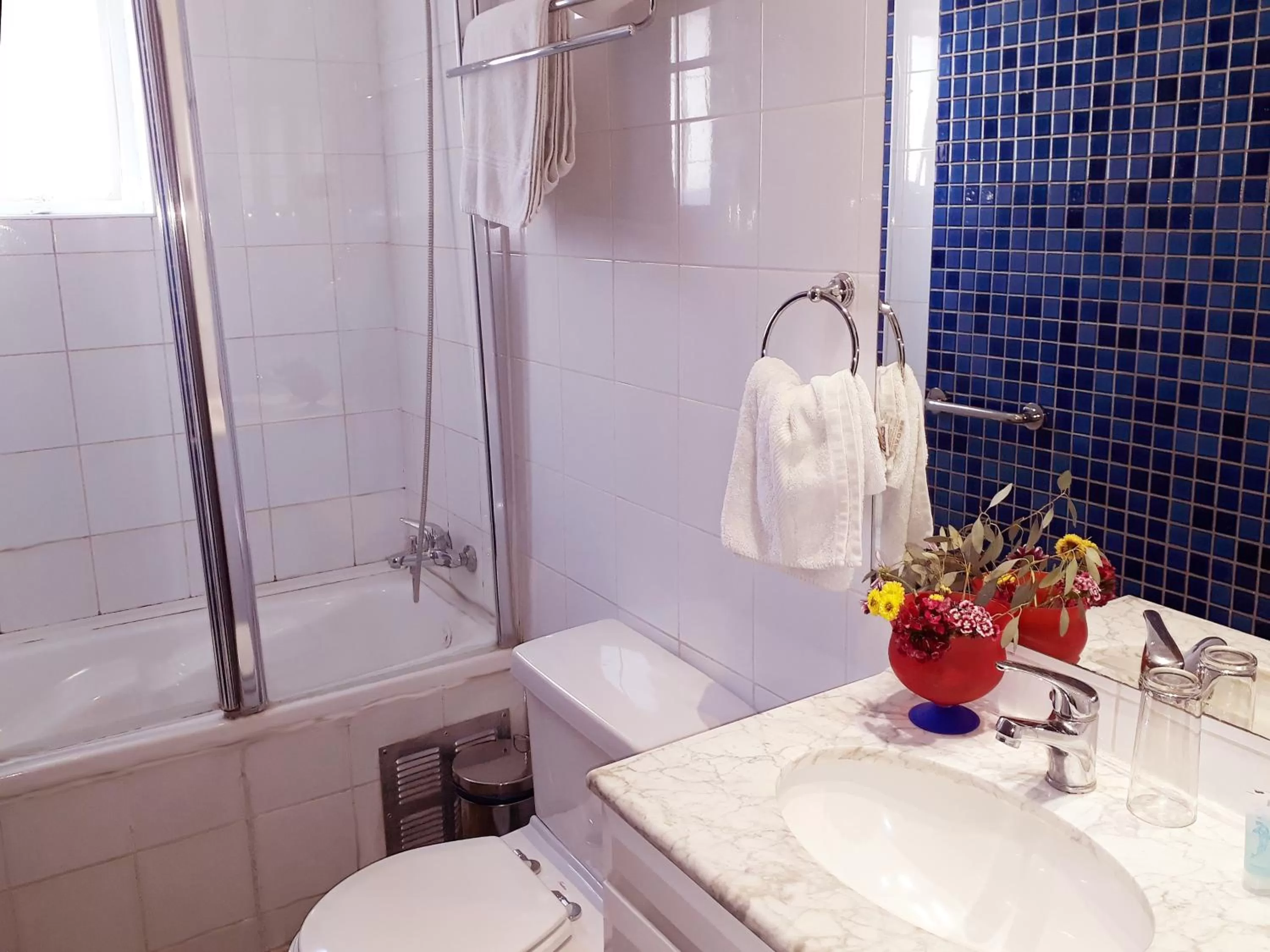 Shower, Bathroom in Nubes Hotel