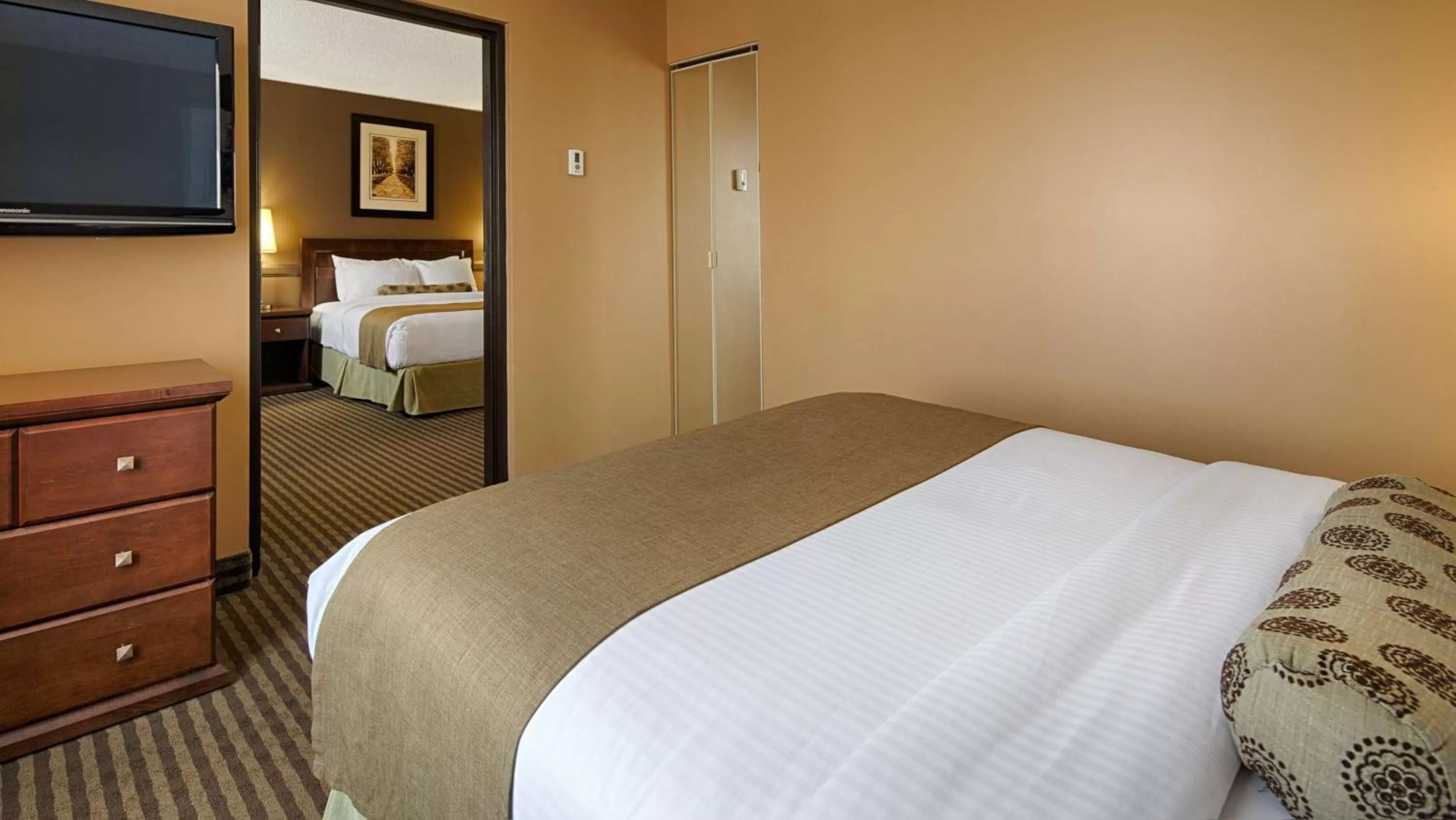 Photo of the whole room, Bed in Seven Oaks Hotel Regina