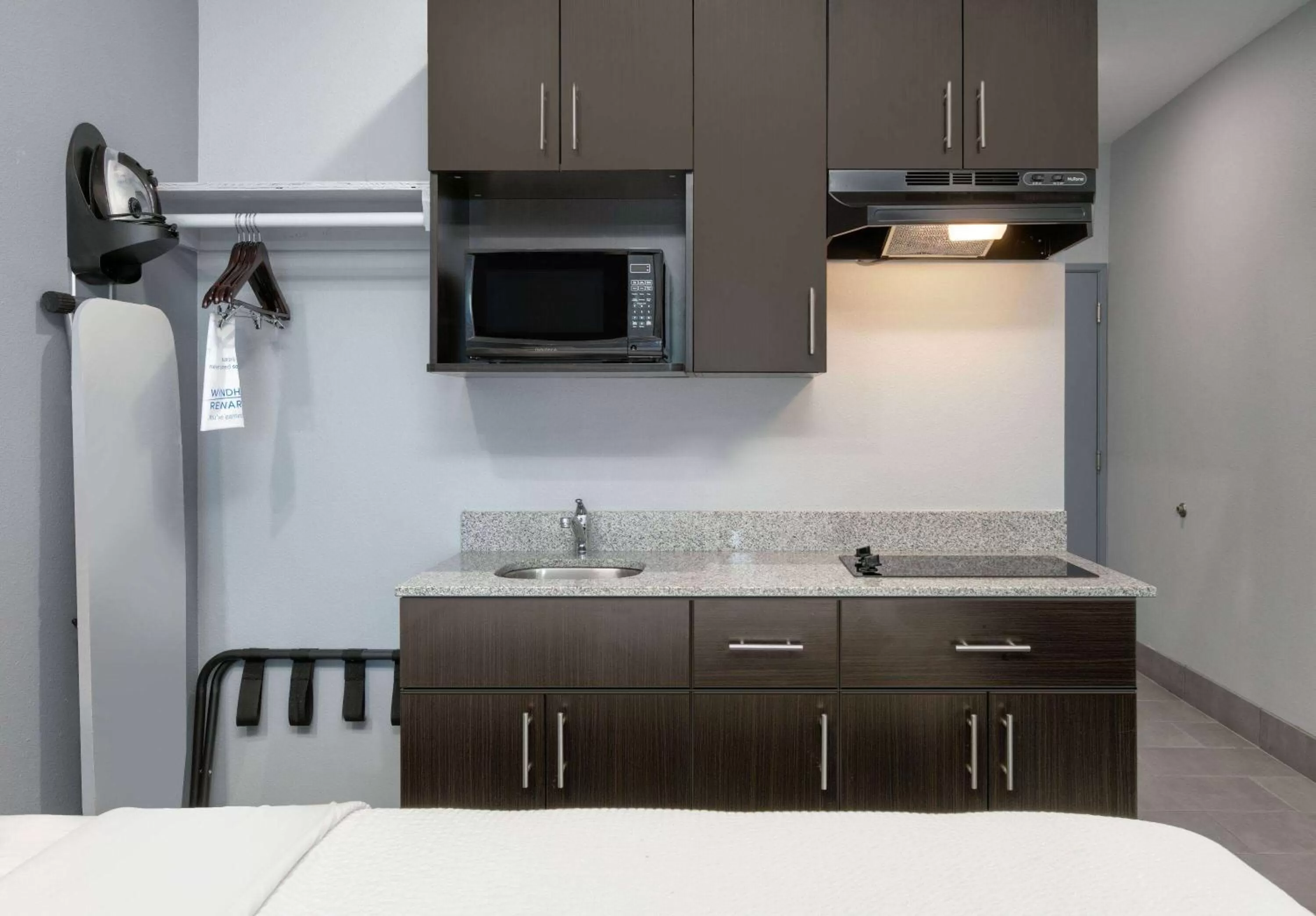 Photo of the whole room, Bed in Days Inn by Wyndham Zachary LA