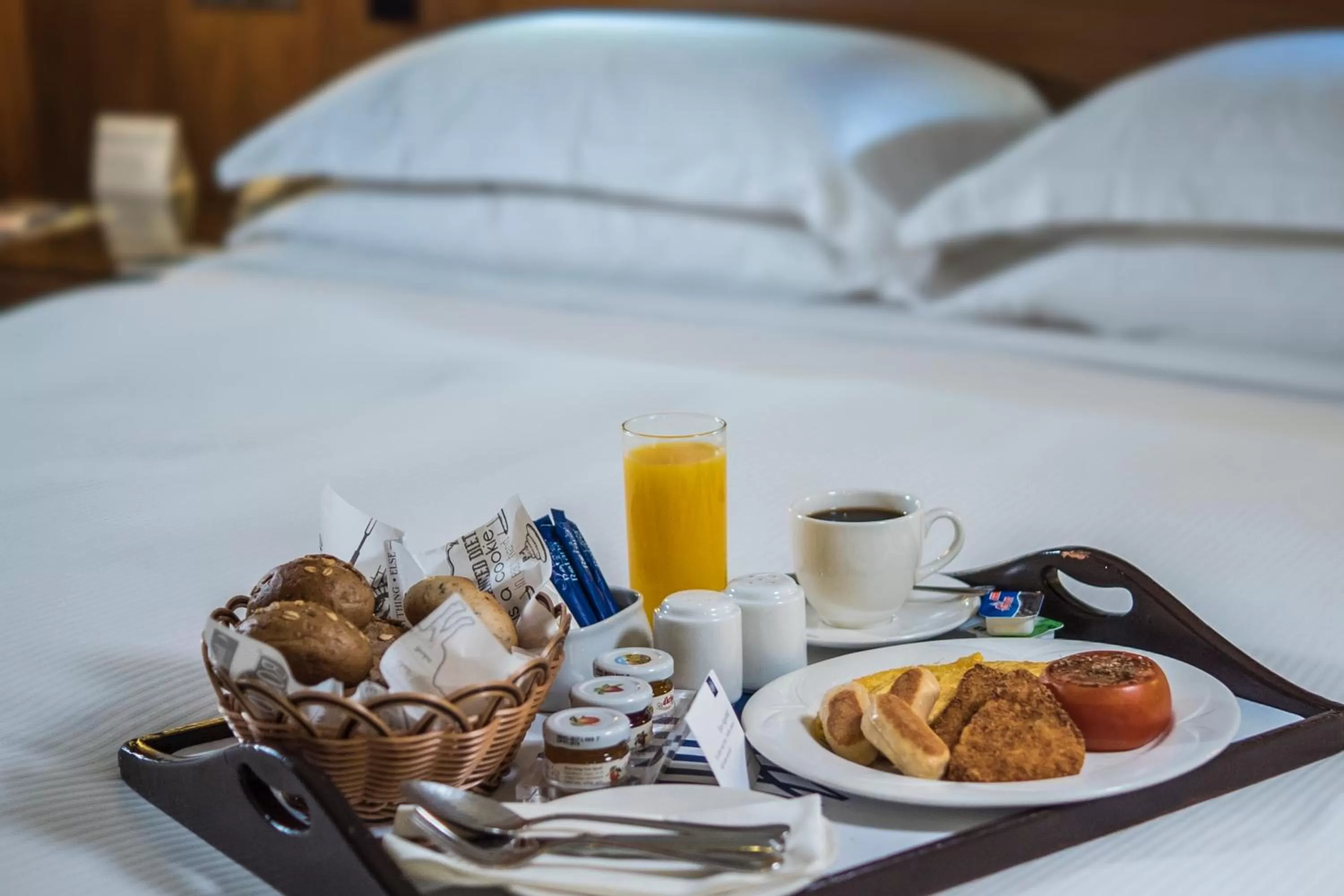 Food, Bed in Jumeira Rotana – Dubai