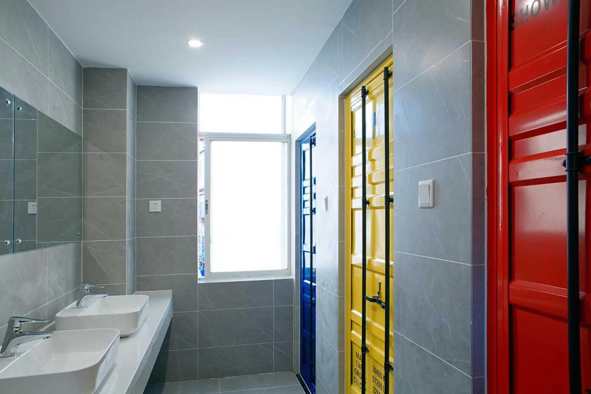 Bathroom in The Cloudland International Youth Hostel Close to the city center,15 min walks to the subway, Close to the night market, old street, green lake, English-speaking service, free Activity convenient payment and visa cards are accepted