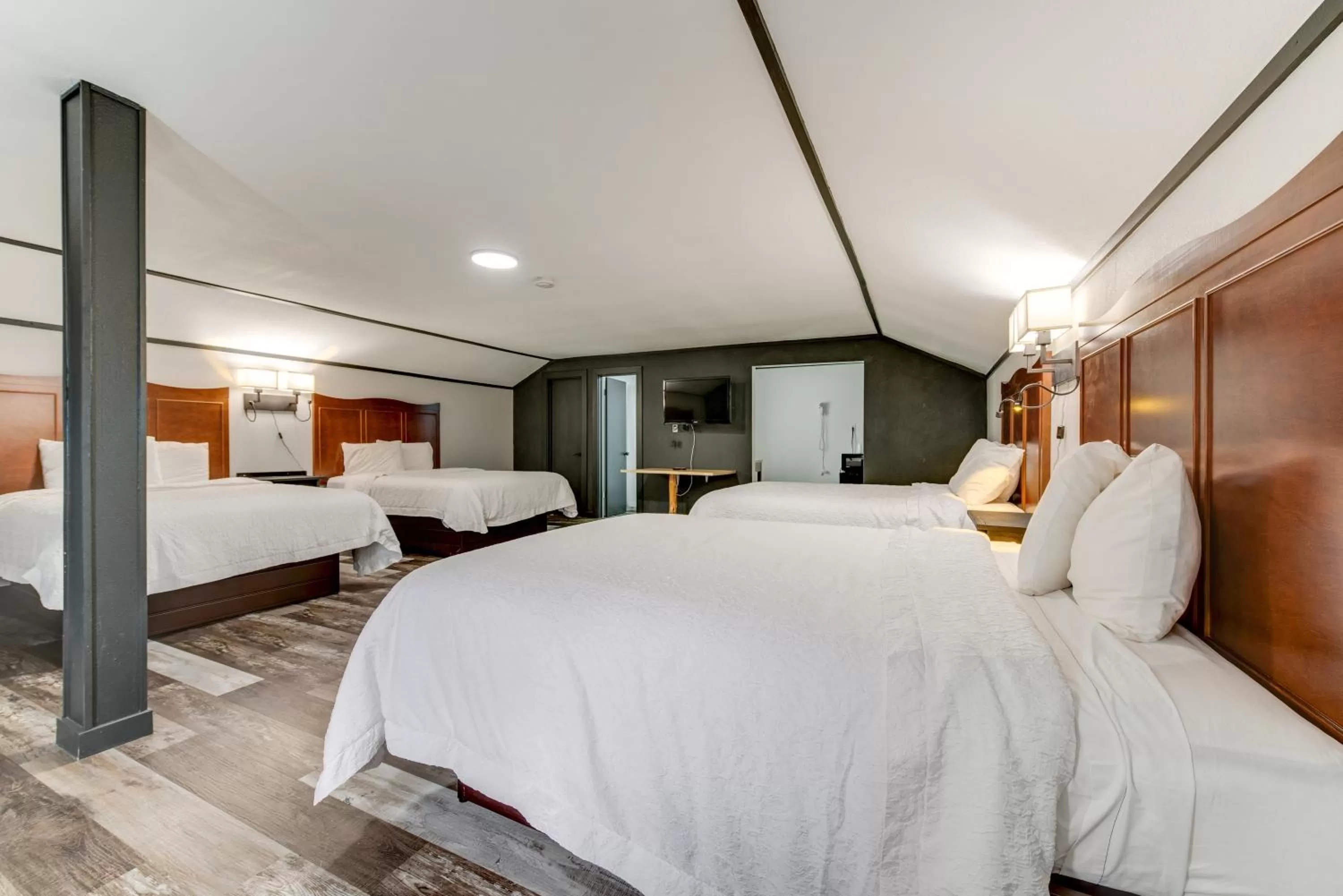 Bedroom, Bed in Dolores Mountain Inn